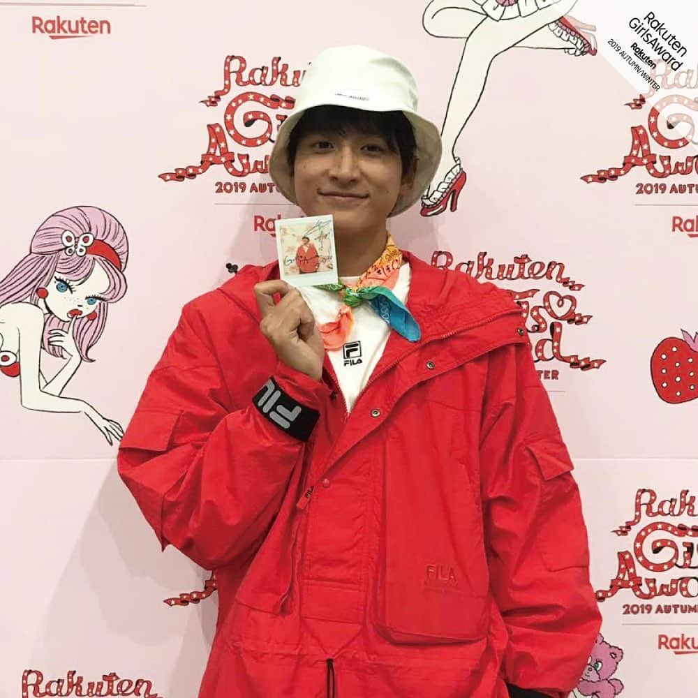 ガールズアワードさんのインスタグラム写真 - (ガールズアワードInstagram)「---------------------------------------------- Rakuten GirlsAward 2019 AUTUMN/WINTER🍒 ---------------------------------------------- . 山田孝之さん 満島真之介さん 小関裕太さん を出演直後にバックステージでキャッチ✨🥳 ・ チェキオフショットを頂きました‼️ ・ 豪華企画開催📢 当日集まったチェキボードを3名様にプレゼント✨ ・ 【参加方法】 ・LINE LIVEの応援ポイントで1位だった方 （LINELIVE公式/GirlsAward公式から各1名様） ・Instagramのフォロワー＆対象のポストにいいねをくれた方1名様  皆さん是非参加してね✨😍 . #山田孝之 #満島真之介 #小関裕太 #GirlsAward #RakutenGirlsAward2019AW #ガルアワ #ガールズアワード #オフショット #プレゼント企画」9月28日 21時11分 - girlsaward_official