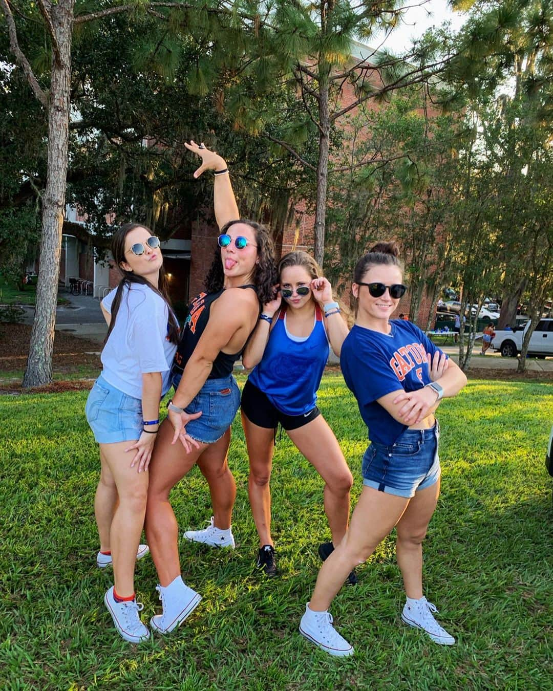 アメリア・ハンドレイのインスタグラム：「It’s game day in the swamp. Let’s go gators! #wechomp 🐊」