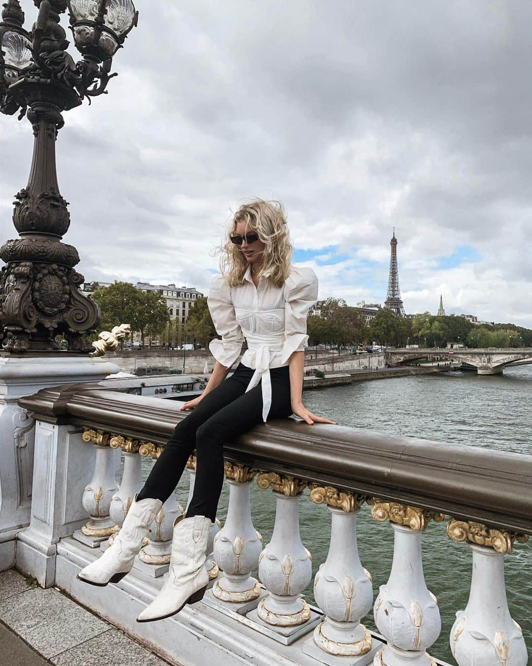 エルザ・ホスクさんのインスタグラム写真 - (エルザ・ホスクInstagram)「Drove by the prettiest bridge in Paris and had to stop for a 🧀yyyy pic😁  wearing @revolve #revolvearoundtheworld」9月28日 21時24分 - hoskelsa