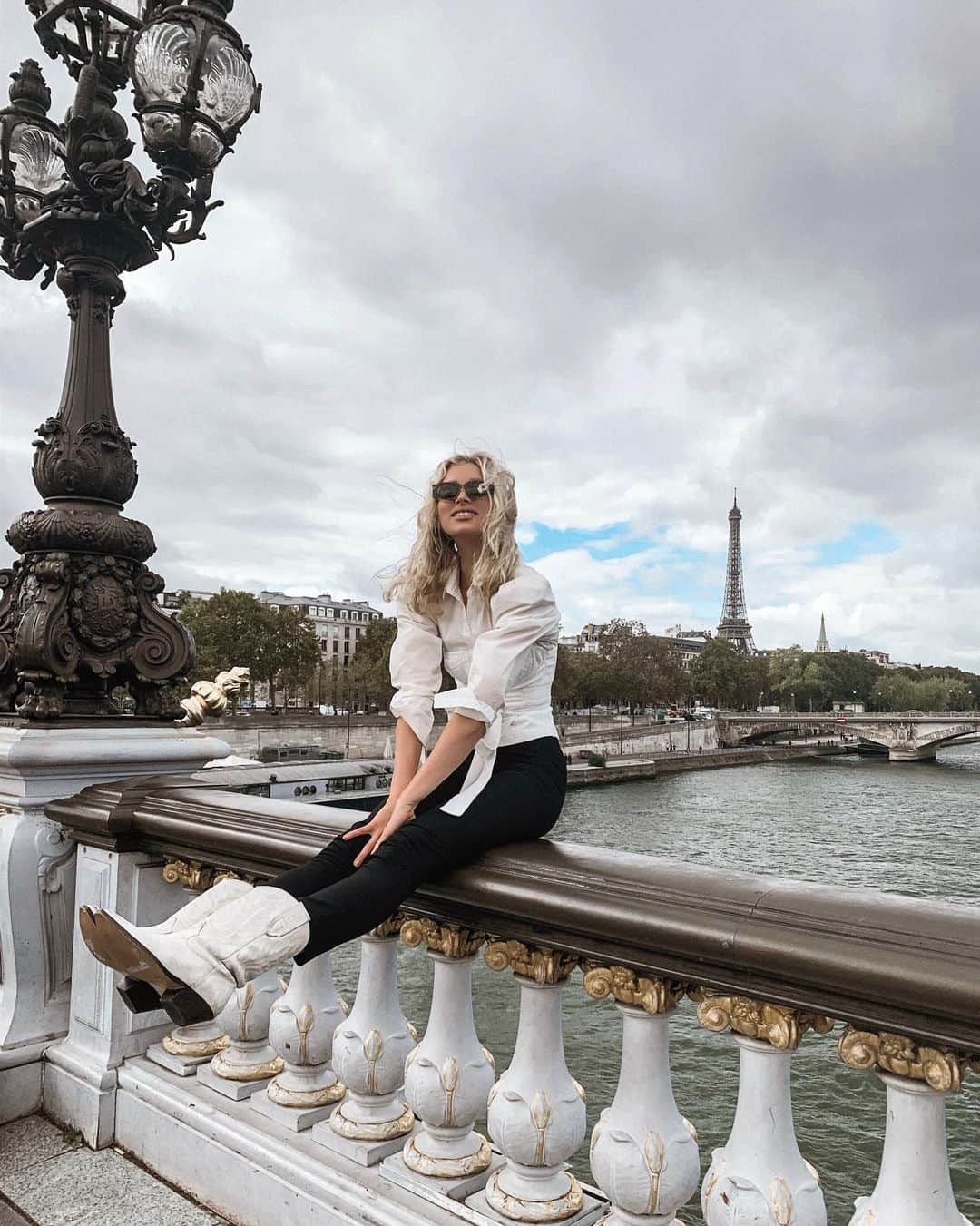 エルザ・ホスクさんのインスタグラム写真 - (エルザ・ホスクInstagram)「Drove by the prettiest bridge in Paris and had to stop for a 🧀yyyy pic😁  wearing @revolve #revolvearoundtheworld」9月28日 21時24分 - hoskelsa