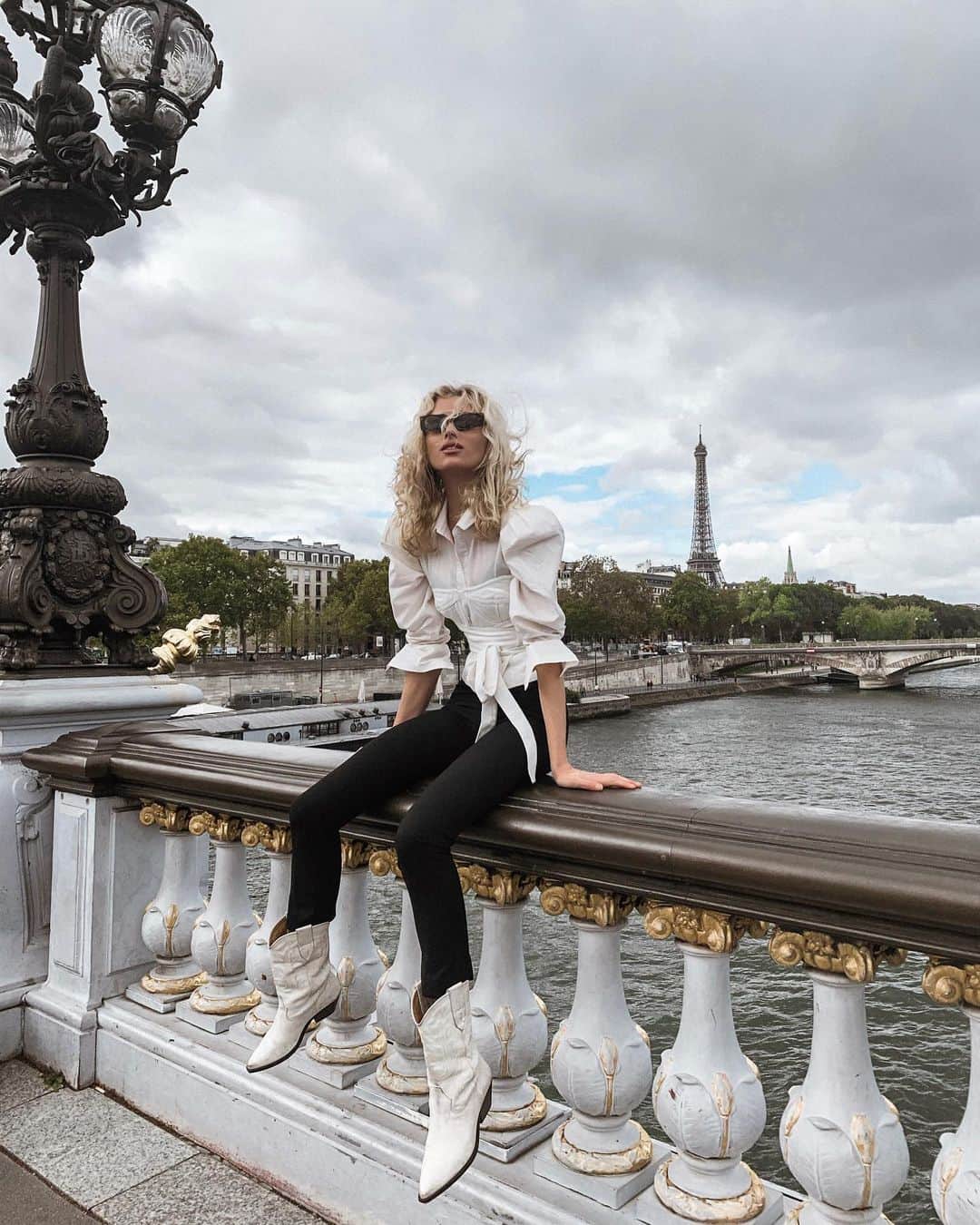 エルザ・ホスクさんのインスタグラム写真 - (エルザ・ホスクInstagram)「Drove by the prettiest bridge in Paris and had to stop for a 🧀yyyy pic😁  wearing @revolve #revolvearoundtheworld」9月28日 21時24分 - hoskelsa