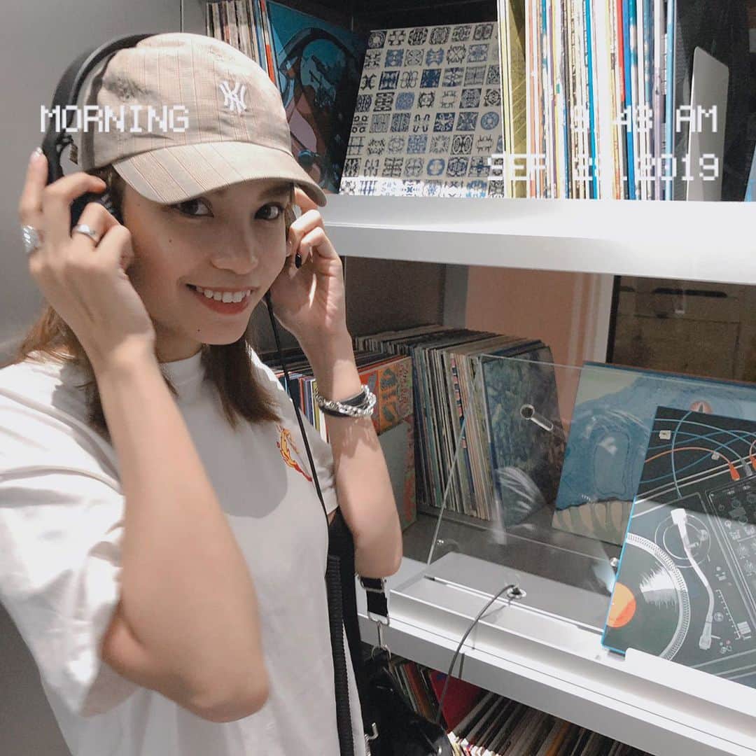 佐々木まゆのインスタグラム：「昨日RADIO HERMESに行ってきた🌈 レコードのジャケットが実際にあるスカーフの柄になってて中のレコードにはデザイナーの名前と作られた年。曲はその年のショーで使われた曲でなんともオシャレと最先端の融合でした  snowの新機能のtodaymood使ったけど日記みたいで可愛い☺︎♡ #todaymoood #snowcam #今日の記録」
