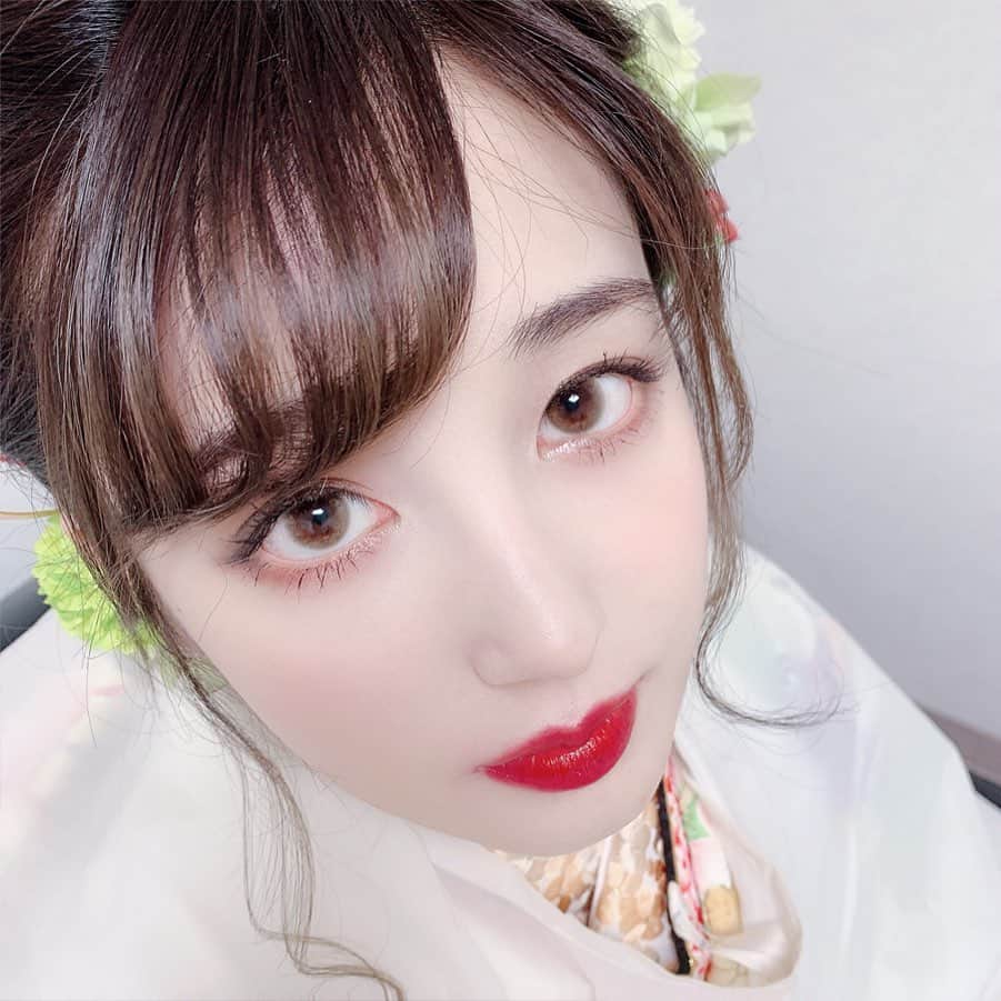 新希咲乃さんのインスタグラム写真 - (新希咲乃Instagram)「昨日の「OSAKA FURISODE COLLECTION 2019」ではハニードロップスのシトラスブラウンを選びました♡﻿ 緑の振袖だったので、カーキ系のカラーメイクにしたよ〜！！！すごく馴染んだ☺️ ﻿ ほのかに、グリーンぽさがあるから﻿ 私が選んだ振袖にぴったりでした！﻿ 白目との境界線がとにかく綺麗です。﻿ ﻿ ﻿ 色素薄い系の優しい瞳になれちゃうよ﻿ お気に入り〜🐈💕﻿ ﻿ ﻿ ﻿ #ホテルラバーズ  #目の色  #カラーコンタクト #カラコン #メイク #色素薄い系 #瞳 #色素薄い系カラコン #振袖 #着物」9月28日 21時38分 - niki_sakino