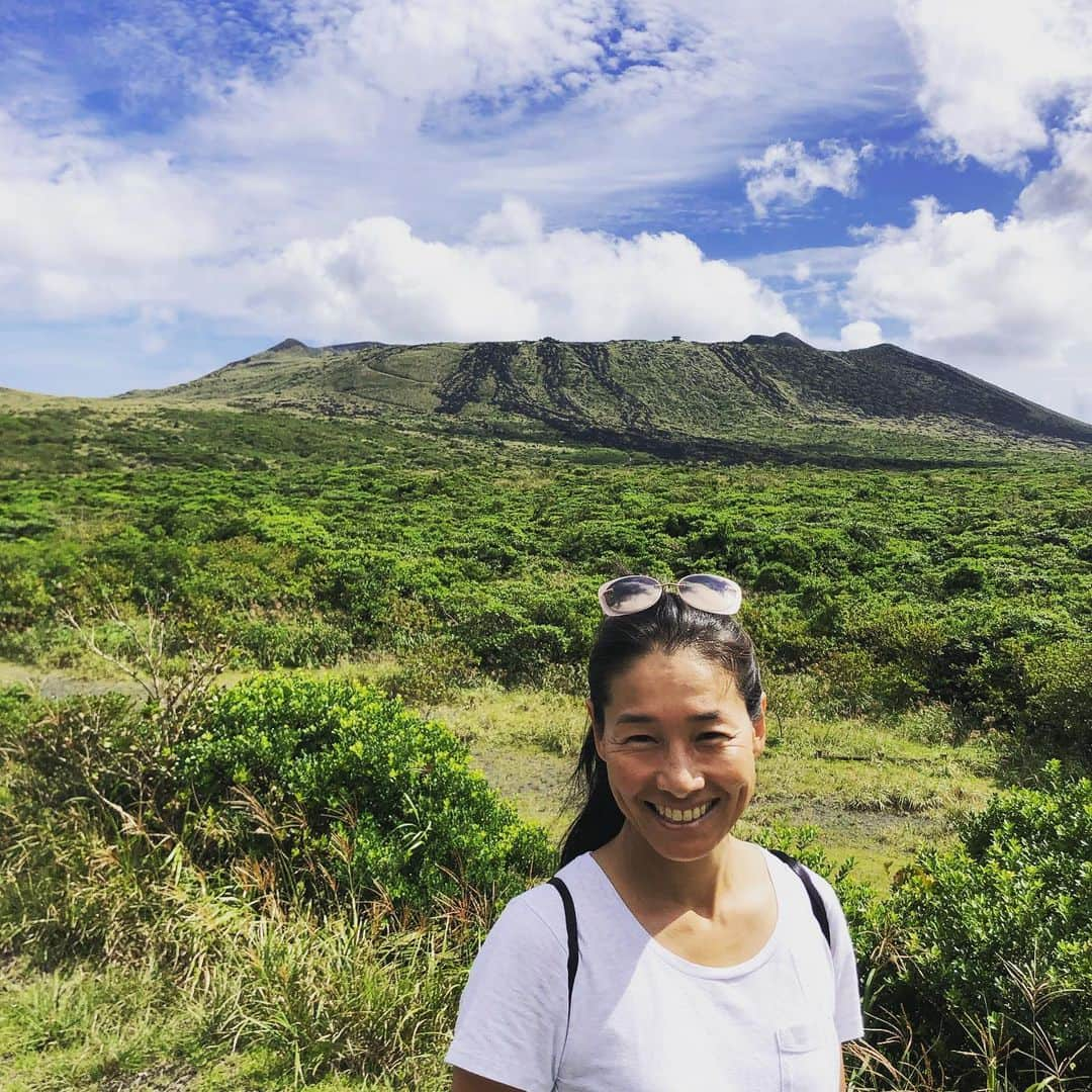 伊達公子さんのインスタグラム写真 - (伊達公子Instagram)「My Birthday! 40代最後の年。パワフルにそして笑顔が溢れる1年にしたいと思います。今朝は早起きして伊豆大島へハイキング。自然に囲まれリフレッシュした1日。 #伊達公子 #kimikodate #テニス #テニスプレイヤー #テニスプレーヤー #tennis #tennisplayer #instatennis #instasports #birthday #mybirthday #誕生日 #40代最後の年 #伊豆大島 #izuoshima #izuoshimaisland #birthdaydessert #誕生日ケーキ #allwayssmile #いつも笑顔で」9月28日 21時38分 - kimiko.date