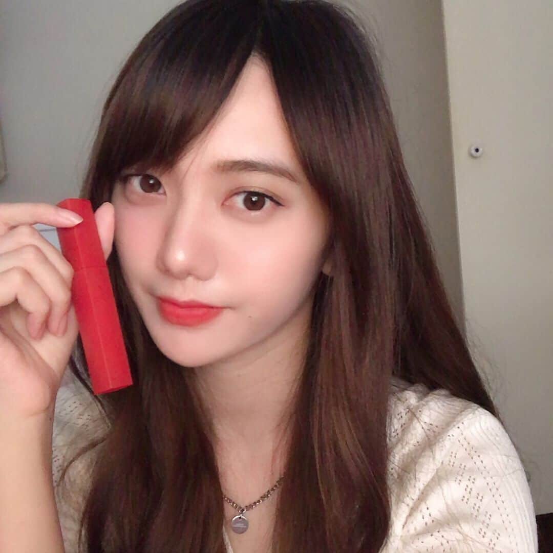 羅晴のインスタグラム：「Pony effect新出的水煙霧感唇釉除了顏色美以外也很服貼 雖然是霧面唇釉但質地很滑順，不會乾澀又帶有一點光澤，個人喜歡薄擦在嘴唇中央然後再暈染開來的妝感  首圖使用的是6號，鮮豔飽和的桃紅色，平常擦出門吃飯逛街都很適合 第二張是8號，可可玫瑰色讓妝容增添一點溫柔  喜歡歐美妝感或是MLBB的話，很適合厚擦3、4、5這幾支比較橘、土的顏色也很好看～ 喜歡可以去memebox官網逛逛 http://tw.memebox.com 跟台北信義A11館親自試色🌹  #a11與官網週年慶兩支享85折  #ponyeffect #ponyeffecttw #暖霧水煙唇釉 #煙染玫瑰色 #水煙霧感唇 #煙染玫瑰色」