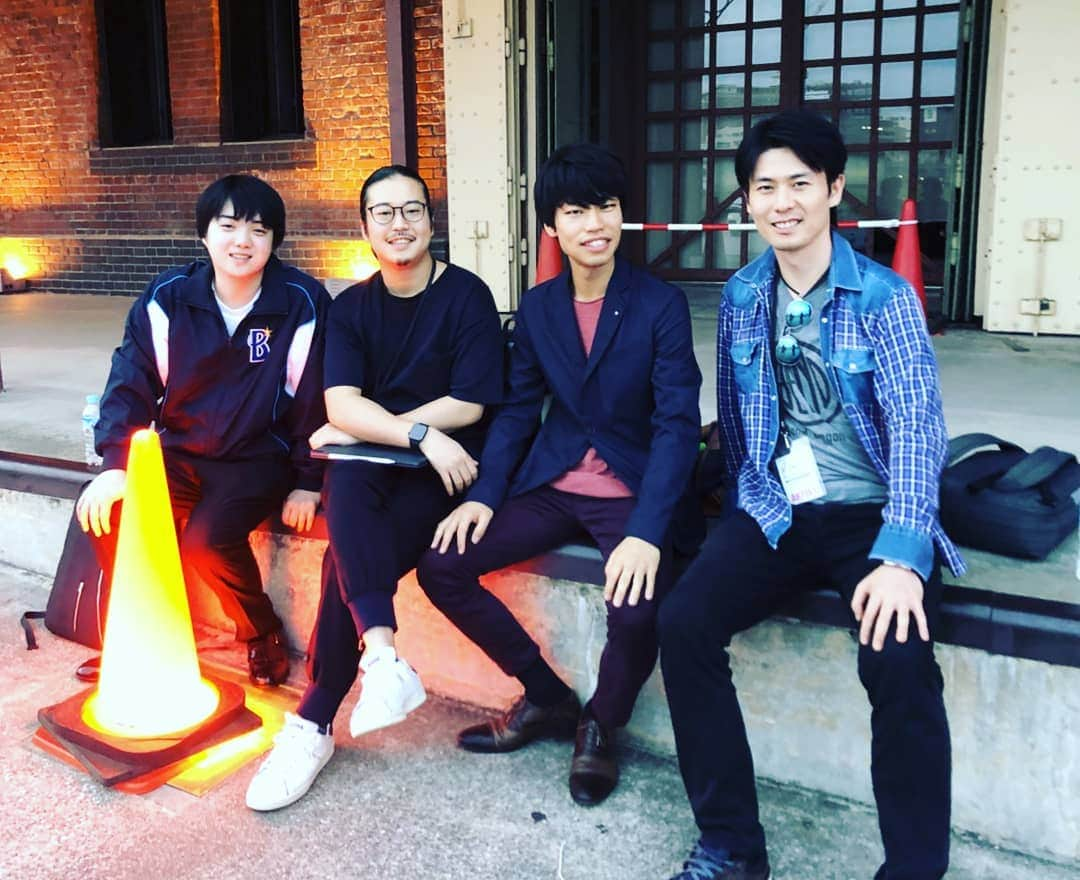 福間洸太朗さんのインスタグラム写真 - (福間洸太朗Instagram)「We are the Naxos Japan brothers!  with Mao Fujita  We also participated in the film project "LISTEN TO THE UNIVERSE" (release on October 4th). Today we performed at the Stand Up Classic Festival at Yokohama Red Brick Warehouse Parc (outdoor). I was also happy to see some great artists/friends there. . . 2: on stage  3: with pianist friends, (Mao, Kyohei Sorita, Keigo Mukawa)  4: Ryu Goto (violin)  5: Sara Kobayashi (soprano)  6: Kyohei Sorita  7: off shot with Mao  8: the beautiful sky after the concert .  スタクラに初出演しました。お天気にも恵まれ、爽やかな風と美味しそうなお肉の香りに包まれる中（笑）、ラヴェルの『水の戯れ』とショパンのピアノ協奏曲第1番フィナーレを弾きました。  テーマがシネマ in クラシックということで、映画『蜜蜂と遠雷』でもご一緒した藤田真央くんも同じステージでした。僕らはナクソス・ジャパンのＣＤレーベルでも一緒で、これまでも色々なところでお会いし、来年から彼もベルリンに留学するとのことで、不思議なご縁が続いています。  彼が国際的に長く演奏できるよう、影ながら（親戚のオジサン風にｗ）温かく見守って応援しています。 .  五嶋龍くんと真央くんのステージも堪能しましたし（→汽笛がｗ）、友人の小林沙羅さんとの再会や、反田君や務川君など、才能ある若い人達と初めてお会い出来たのも嬉しかったです。 . . （最後に、身のほど知らずを承知の上で、ヒトコト言わせてください。 映画主演女優の松岡茉優さんもステージ上でトークをされたのですが、出番が前後で軽く会釈しただけで、ちゃんとお話できずツーショットも撮れませんでした！😭） .  #standupclassic #standupclassicfestival #YokohamaRedBrick #MaoFujita #NaxosJapan #Naxos #musicianslife #pianist #concert #スタクラフェス #スタンドアップクラシック #横浜赤レンガ #藤田真央　#蜜蜂と遠雷」9月28日 21時59分 - kotarofsky