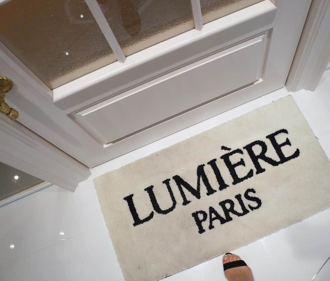 井上麻衣さんのインスタグラム写真 - (井上麻衣Instagram)「主人に甘えて ご褒美エステに行ってきました🌹 初めましての @lumiere_paris_official ✨ パリをイメージした #ルミエパリ  すごく綺麗で こんなところでエステしてもらえるなんて 贅沢なひと時でした💕 . . お風呂もゆっくり浸かれないし 冷えて疲れ切った身体をキャビテーションで 足とお腹をしっかりケア✨ 痩身も兼ねてるから本当にスッキリ🥺 月一で来れたらいいなぁ♡♡ . . . #instagood #instagramer #lumiereparis #LUMIERE #PARIS  #アンチエイジング #ラグジュアリーサロン #美容好きな人と繋がりたい  #エステ好きな人とつながりたい #パリ祭 #エステ #贅沢エステ #恵比寿 #恵比寿ガーデンプレイス  #ご褒美 #休日 #主人に感謝 #ありがとう」9月28日 22時00分 - mai_inoue