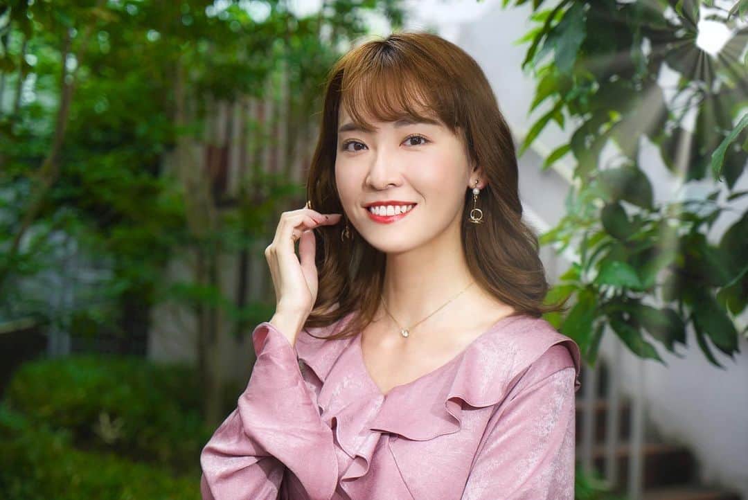 のインスタグラム：「よくDMで質問頂くコスメについて💄 .  最近は、くすみをカバーしながら上品なツヤ肌に仕上げてくれる @24hcosme のミネラルBBクリームを使ってるよ✨ .  2色あって、私が使ってるのはナチュラル❤️ .  伸びが良くて、肌に馴染みやすいテクスチャーで、これ1本でベースメイク完了するの🙆‍♀️ . 「ファンデーション」「化粧下地」「日焼け止め(SPF30PA+++)の役割を兼ね備えてくれるから、時短になるし忙しい朝とか助かってる🎶 .  軽い使用感で、お肌に優しい天然由来成分100%だから、一日中つけてても肌に負担にならないし💖 .  石けんでオフできるからクレンジングも不要なの‼️ .  ナチュラルな仕上がりだし、1日中つけてても全然崩れないのが良い👩💖 .  ちなみに1枚目の写真がお出かけ後、2枚目が出かける前、3枚目が左半分２４ ミネラルBBクリーム塗った顔💛 .  プッシュポンプ式だから使いやすいよ💁‍♀️ .  お肌を紫外線から守りながらしっとり保湿&カバーしてくれるので優秀コスメ💞 .  #24hコスメ #24hcosme #BBクリーム #ファンデーション #化粧下地 #保湿 #UV #PR」