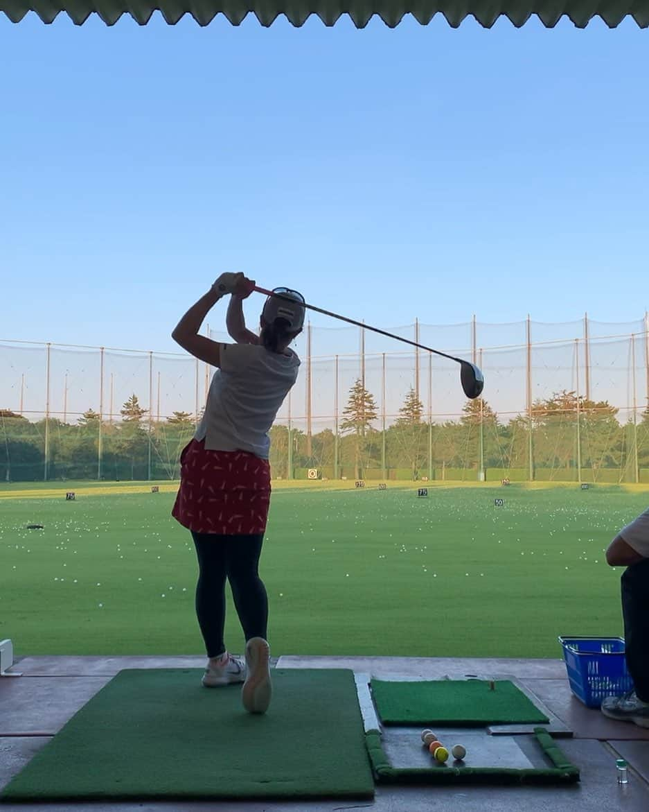 笹原優美さんのインスタグラム写真 - (笹原優美Instagram)「☆﻿ ﻿ プロテスト二次予選おわりました⛳️﻿ 結果、通過できませんでした。﻿ 応援ありがとうございました！！﻿ ﻿ スコアがだいぶ悪かったので心配してくださっている方もいるかと思いますが、自分の力を十分に出してプレーすることができました😌﻿ プレー後の感想は、4日間とも﻿ 「これ以上はスコアを減らせなかった」という感じでした。﻿ ただただ、今のプロゴルフ界で求められている実力に及んでいないと思います🙂﻿ ﻿ 自分では今回のプレーに満足できていますが、何年も何年も応援してくださっている皆さんに良いご報告を出来なかったことだけが心残りです。﻿ そんなときにすぐに皆さんが想いを伝えてくださって、﻿ 結果以外のところでも応援してくださっている方がいる、自分を必要としてくれる人がいる、﻿ と実感できてとても有難く、嬉しく思います🍀﻿ 本当にありがとうございます😌﻿ ﻿ ﻿ ツアープロになった当時から、プレッシャーの掛かる試合では目先の結果を掴むためのゴルフをすることしか出来ていませんでした。﻿ でもそんなトッププロはいないと思ってなんとか変えたくて、挑み方を変化させようとしてきたここ3年ほど。﻿ なかなか切り替えが上手くいかなくてどっちつかずのプレーになってしまい苦しい期間でした。﻿ でも今回のプロテストで乗り越えられた手応えがあります！﻿ ﻿ 今回の経験を必ずプラスにして、﻿ とにかく今シーズン残りの試合に向けて改めて取り組んでいきたいと思います✨﻿ そして諦めが悪いかもしれないですが、来年もチャレンジしたいです⛳️‼️﻿ ﻿ ﻿ プロになる前から大変お世話になっている﻿ 鈴木美重子さんから頂いた﻿ 「どこでもツアーはできるから」というお言葉を自信に、﻿ まずは来年またCLPGAツアーの舞台で戦えるように、﻿ 残りの試合を頑張ります！﻿ ﻿ ﻿ テスト会場の、 #ザロイヤルゴルフクラブ ﻿ 本当に最高のコンディションでした。﻿ 4日間プレーできて幸せでした！﻿ ありがとうございました！！﻿ ﻿ ﻿ #ゴルフ﻿ #golf﻿ #高尔夫﻿ #写真は近隣の練習場 #ロイヤルではないです 😊」9月28日 21時55分 - yumi_sasahara_official