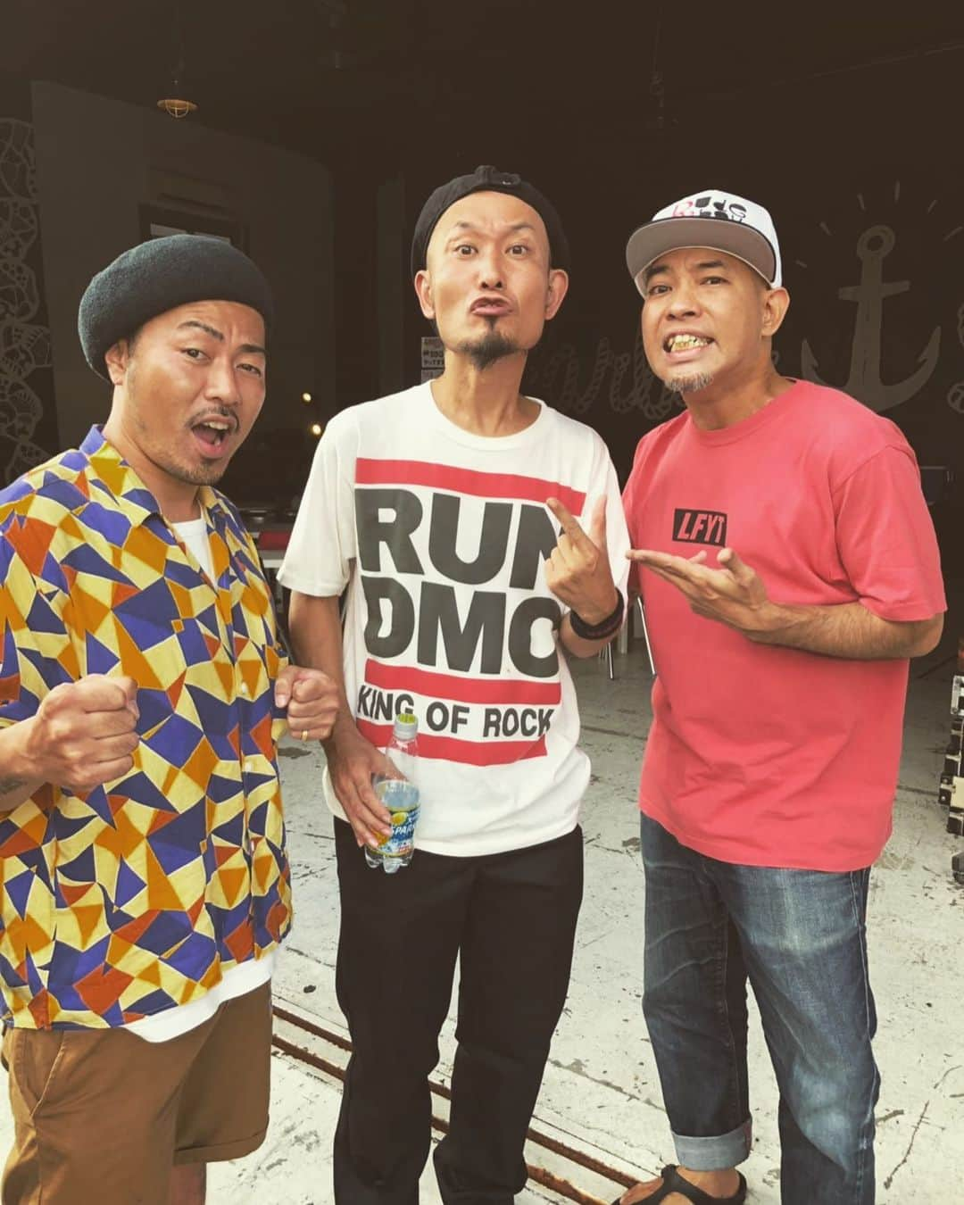 BUCCIさんのインスタグラム写真 - (BUCCIInstagram)「長田大行進曲2019にちょっとだけ遊びに行かせてもらったよー👍 LOCO OSAKAに出てくれたガガガSPもかりゆし58もいてたから差し入れも持っていか🦑せてもらったよ✋ 証拠に写真もバッチリ✨撮ってきた✌️ かりゆしの全員とは会えなかったのが心残り😭 会いにいけて良かったとさー👌  #etking #bucci #1人挨拶 #人見知り #でも頑張る #長田大行進曲 #ガガガsp #かりゆし58 #記念写真 #証拠写真」9月28日 21時55分 - bucci04et