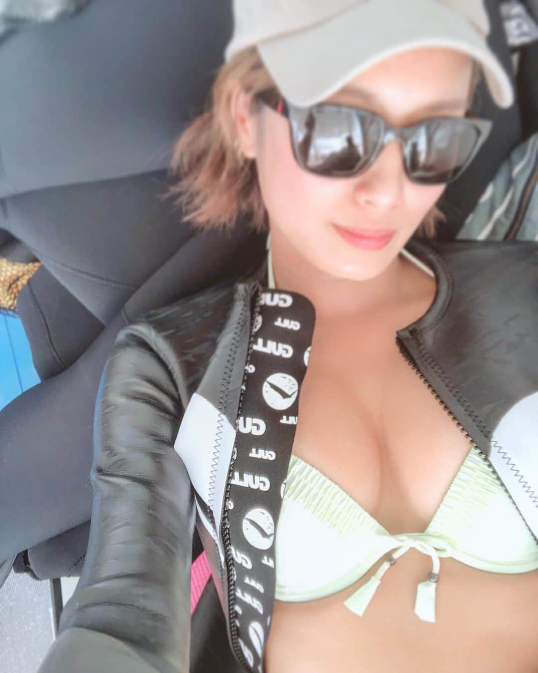 彩海のインスタグラム：「. . 社内イベント！ 社員みんなとプライベートで ゆっくり話できたり 一緒にラグビー試合観戦したり 楽しい時間を過ごせた週末。 . . すごーくステキな時間だった！ . .  皆んなが働きやすく モチベーション上がるように もっともっと頑張らないとー！ . と思いました☺︎ 楽しかったな☺︎ . . . #職場の後輩 #職場#社内イベント  #マリンスポーツ #コミニュケーション  #水着#ウェットスーツ」