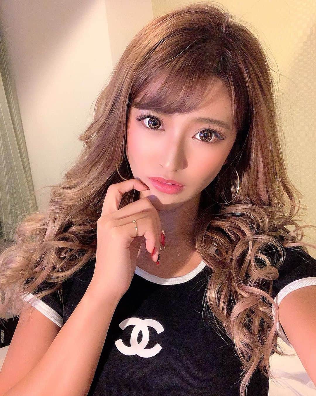 鈴木まりなのインスタグラム：「New Hair💋 宇田川町のLAPIS新店舗で 担当はたくみくん😜👍   カラートリートメント シールエクステ30枚🧡   ちょっと上の方暗くしてグラデーションと ハイライトいれてもらったよ🙋‍♀️   いつもイメージ超える仕上がりにしてくれる😎✨ 派手にするならめっちゃおすすめ🔥   センター街まっすぐいったらすぐ 渋谷区宇田川町31-4 シノダビル5F      #dj #girlsdj #femaledj #asiandj #Japanesedj #djlife #djingismylife #djinglife #djlifestyle」
