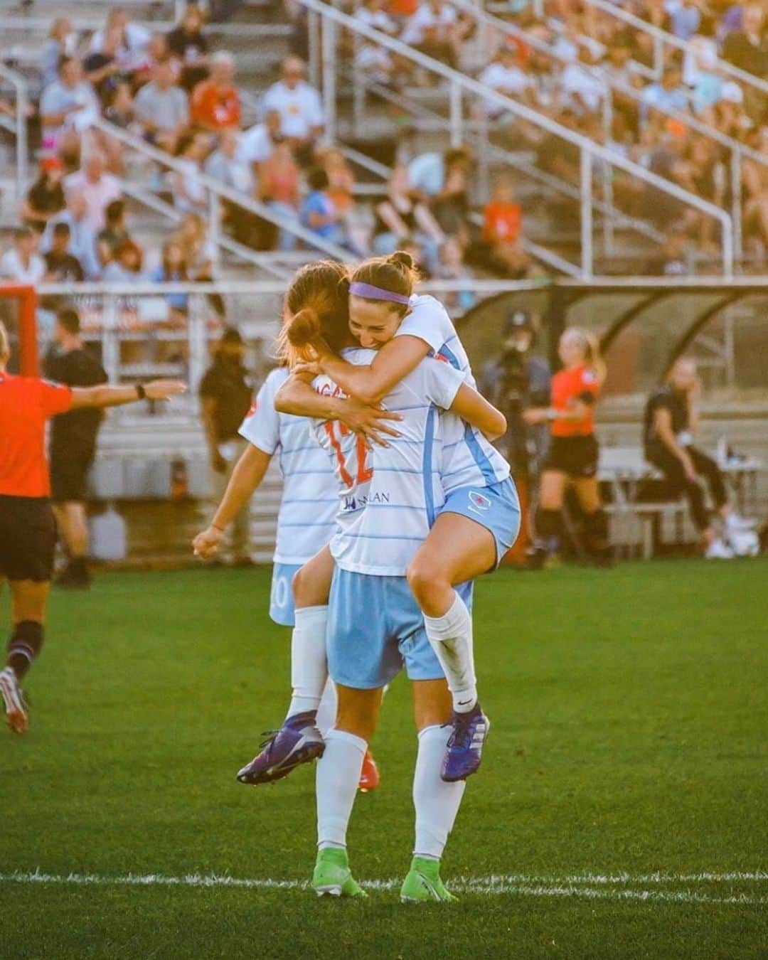 大儀見優季のインスタグラム：「My baby is in my arms 🤱🏻 . GAME DAY No.2️⃣4️⃣ of 24 . Let’s Go Guuuuuurrrrrrrrll #MKOT」