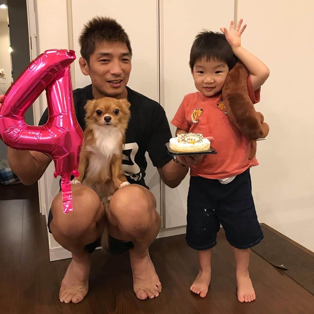 所英男さんのインスタグラム写真 - (所英男Instagram)「今日は @mochimaru1056 もちまるの4歳の誕生日。家族でもちまるのお祝いをしました！この子がわが家に来ててくれて本当に幸せです！毎日 健康で元気に過ごして、まだまだヤンチャもしてください！もちまる、誕生日おめでとう！！」9月28日 22時35分 - tokorohideo