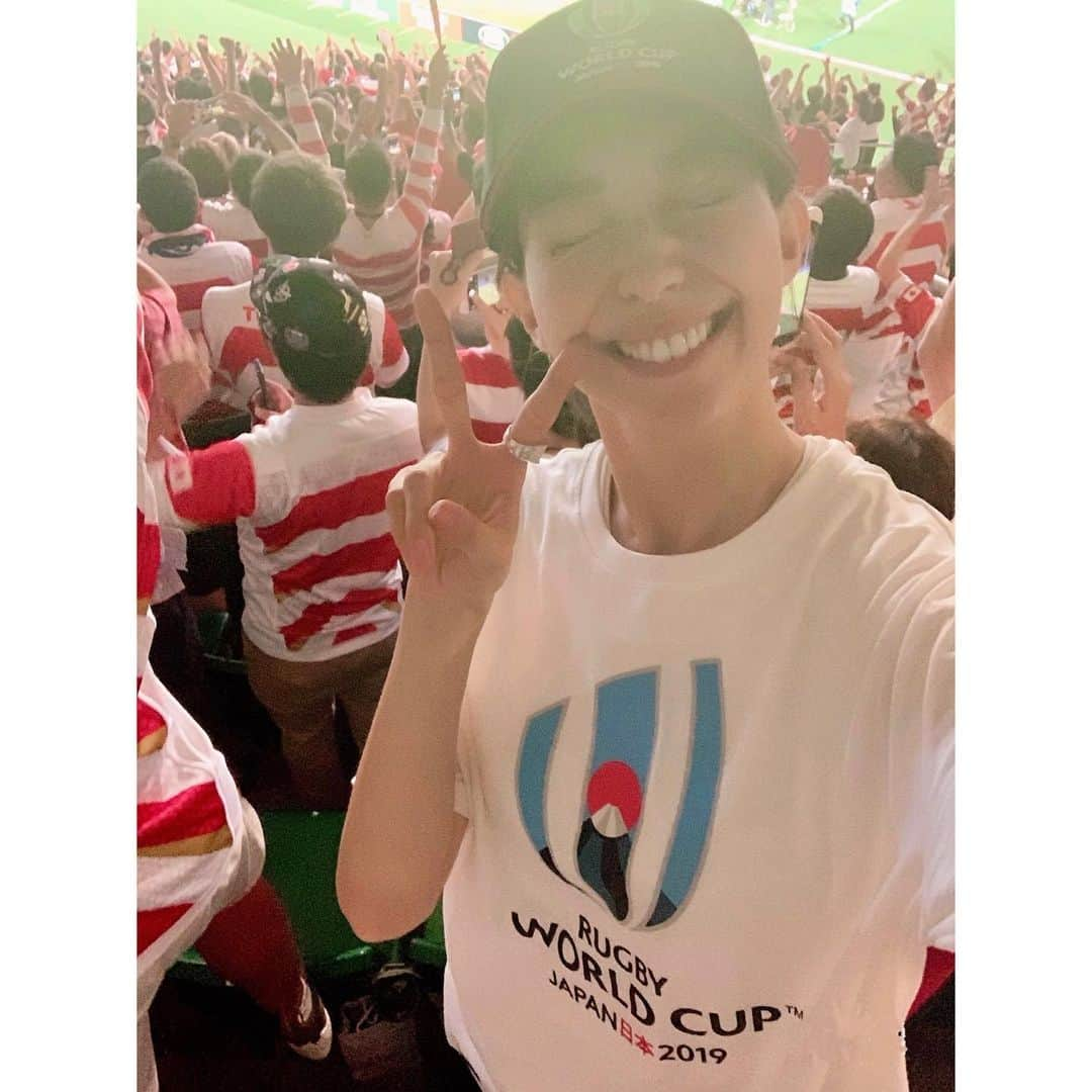 松島花さんのインスタグラム写真 - (松島花Instagram)「: 'RUGBY WORLD CUP' 日本vsアイルランド戦を 観に行ってきました🇯🇵🏉🇮🇪 撮影を終えて、急いで静岡エコパ スタジアムへ🚅💨 ラグビーは父の影響で好きになって、 テレビでは観ていましたが、生で観戦するのは 初めてでした😆✌🏻 初めてでこんな歴史的試合を観れて 感動しました✨✨✨ 選手の皆さんの体を張ったプレイ 最高にカッコよかったです❤️ 日本強い‼️この後の試合も頑張ってください❗️ 応援するぞ🥳🙌🏻 : #rugbyworldcup #2019 #28sep #japan #lreland #rugby  #ラグビーワールドカップ2019  #日本 #静岡エコパスタジアム」9月28日 22時35分 - hana_matsushima_official