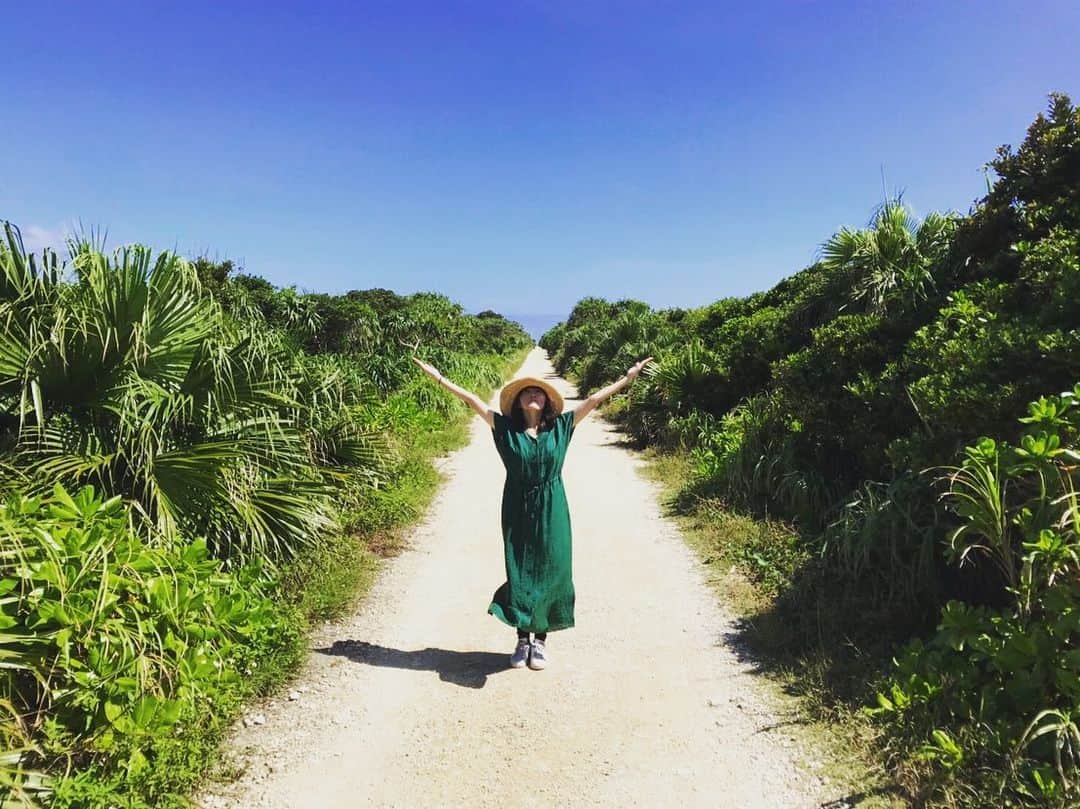 久保田夏菜さんのインスタグラム写真 - (久保田夏菜Instagram)「神の島。  ふたたび、夏。  夏、好き。  いい旅。  ありがとう。  #神の島 #久高島 #いい旅」9月28日 22時35分 - kanakubota0805