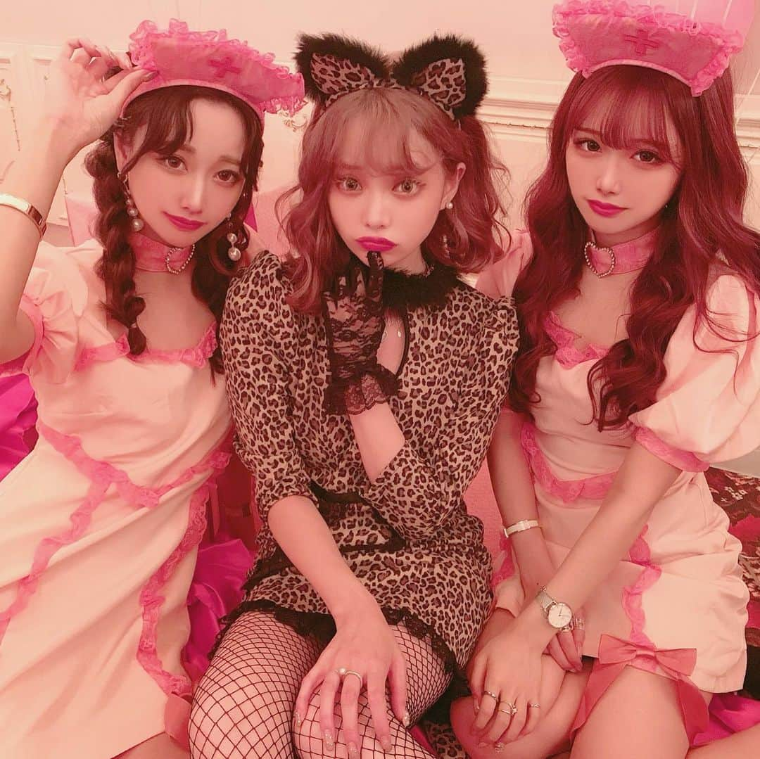 さきぼんさんのインスタグラム写真 - (さきぼんInstagram)「SwankissのHELLOWEEN PARTY🖤🖤 みんなで @swankiss_official × @bodyline_tokyo コラボコスチューム着たの！！ . さきぴょんはナースで双子💉 トラブルでジャスミンの髪型のままになっちゃったんだけど、ぴょんちゃんがアレンジしてくれた‪( ´•̥ ̫ •̥` )‬ . . 9月２８日からこの投稿にあるコスチューム全部Swankissのお店で発売されてるよ🎃 . . #スワンキス #ハロウィンコスプレ #ハロウィン #コスプレ #ナース #ナースコス #ナース服 #ナースコスプレ #ハロウィン仮装 #ピンク #仮装 #Swankiss #BODYLINE #女豹 #さきぼんハロウィン🎃」9月28日 22時27分 - sakibon69