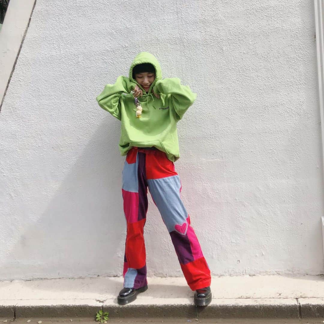相羽瑠奈さんのインスタグラム写真 - (相羽瑠奈Instagram)「今日は作業だったのでラフな格好 🔫 夏にGETしたコーデュロイのパッチワークの鬼可愛いパンツ、やっと履けた。。。トップスは2018に作った戌年フーディー 🐶」9月28日 22時28分 - rone.runa