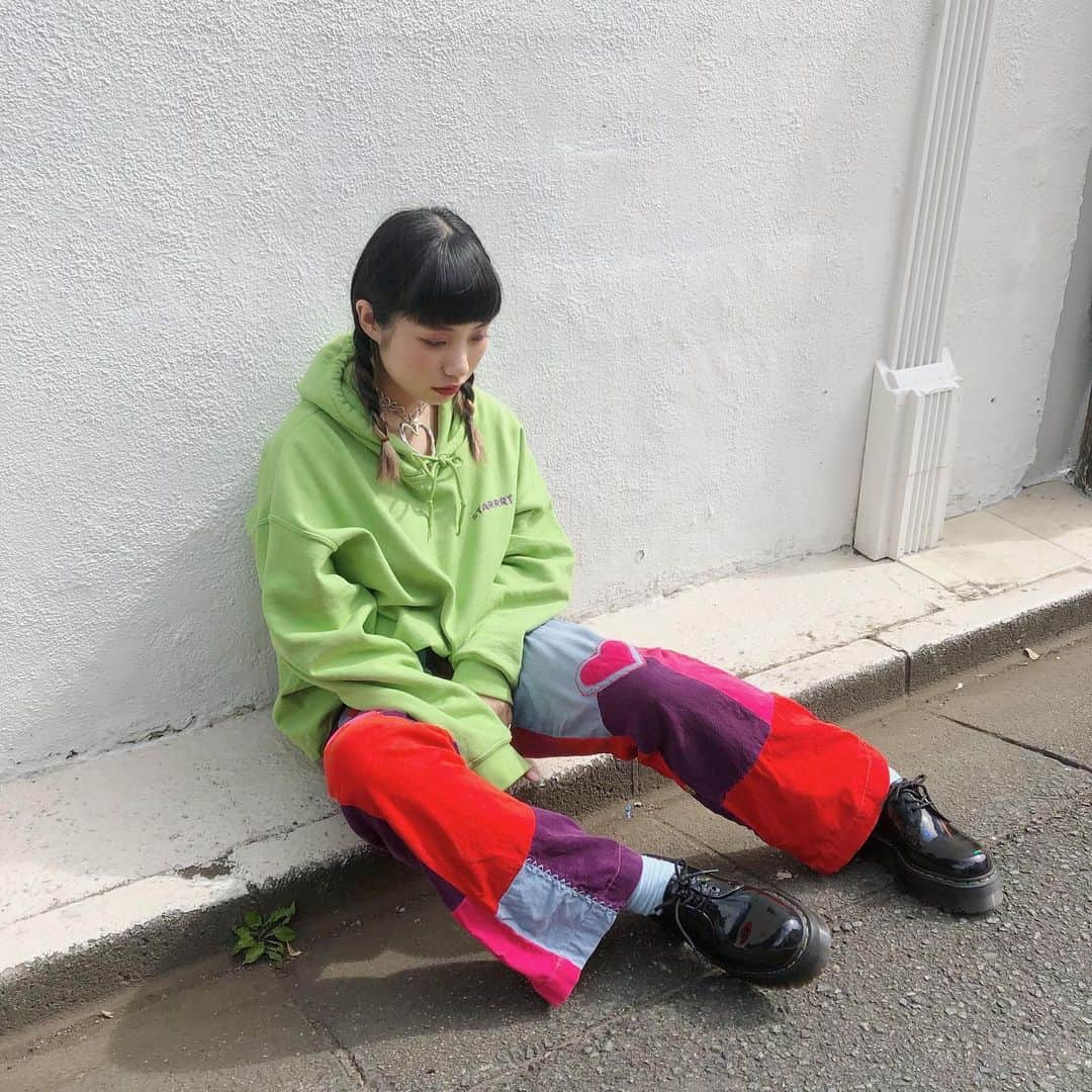 相羽瑠奈さんのインスタグラム写真 - (相羽瑠奈Instagram)「今日は作業だったのでラフな格好 🔫 夏にGETしたコーデュロイのパッチワークの鬼可愛いパンツ、やっと履けた。。。トップスは2018に作った戌年フーディー 🐶」9月28日 22時28分 - rone.runa