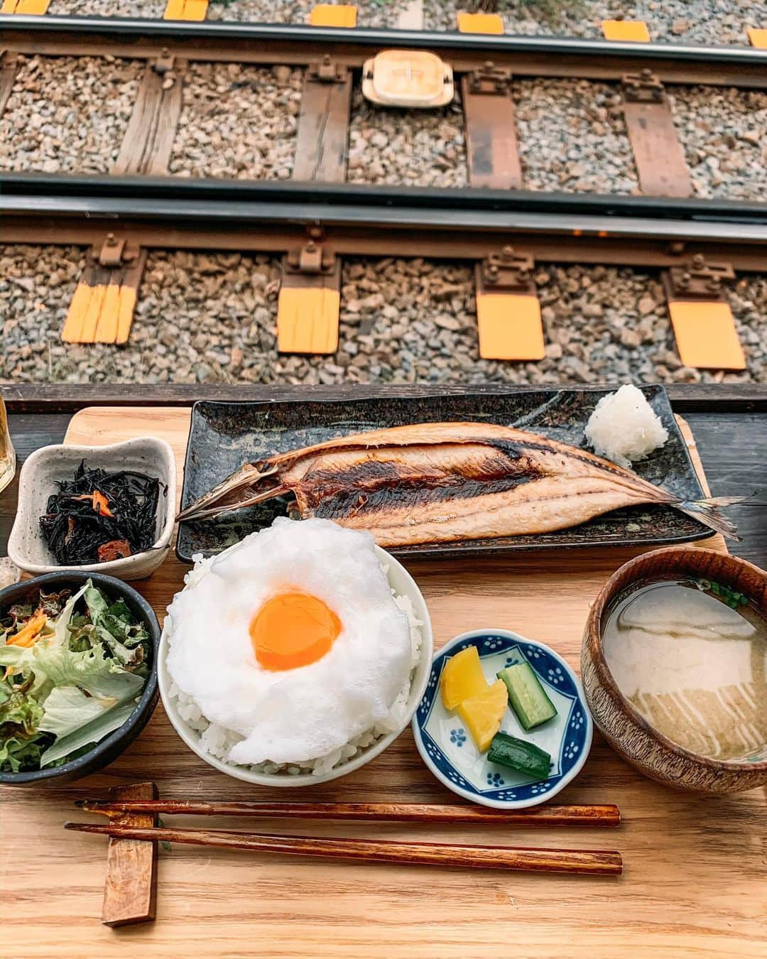 植野有砂さんのインスタグラム写真 - (植野有砂Instagram)「Day trip getaway to Kamakura🚕❤️今日は彼と久々のデート❤️👫鎌倉に行ってきたよー！泡泡の卵かけご飯の泡はセルフサービスで20分くらい混ぜ続けないと泡立たなくて😅しかも黄身のせるの失敗して仏な彼が交換してくれた😂💓ワンピは彼に笹団子と言われたけど可愛くてお気に入り🥺✳️ @lpa のだよ！#LPAirl」9月28日 22時28分 - alisaueno