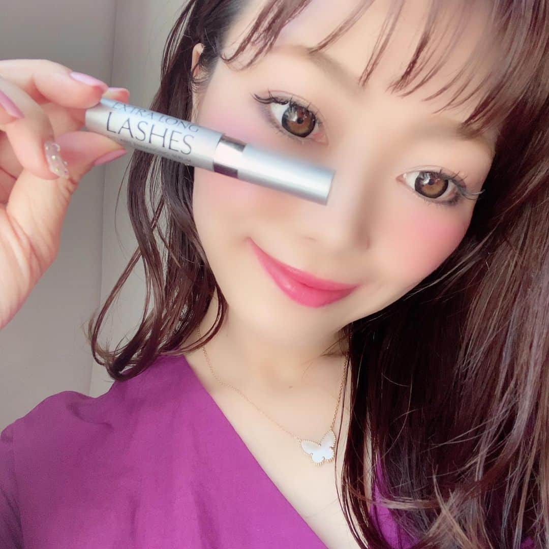 アレルギーナビゲーター 細川真奈 ❤さんのインスタグラム写真 - (アレルギーナビゲーター 細川真奈 ❤Instagram)「#美容マニア 💆‍♀️✨ . マツエク歴約10年になるのですが、 なかなかやめられない💦 でも、まつ毛のことを考えると…🤔 と悩んでいたところ、 薄毛率の高いポーランド発で、 モニター体感率92%の まつ毛・眉毛美容液を教えていただいたので早速、朝・晩に使用しています😌💓 . 塗りやすく、マツエク中でも使える 細い筆タイプなのも嬉しいポイント🌟 . 販売先はWEBのみなのですが、 買って大正解❣️❣️ いつも通っているマツエクサロンの方にも「まつ毛の本数増えてますよ！」と、嬉しいお言葉をいただきました❤️ 少しでもまつ毛を労われるように、 これからも使い続けてみます💆‍♀️✨ . . @extra_longlashes #エクストラロングラッシュ #ポーランド発 #育毛美容液 #youup #ユーアップ #マツエク #マツエク長持ち #マツエク美容液 #美容好きな人と繋がりたい #美容好きさんと繋がりたい」9月28日 22時28分 - manahosokawa