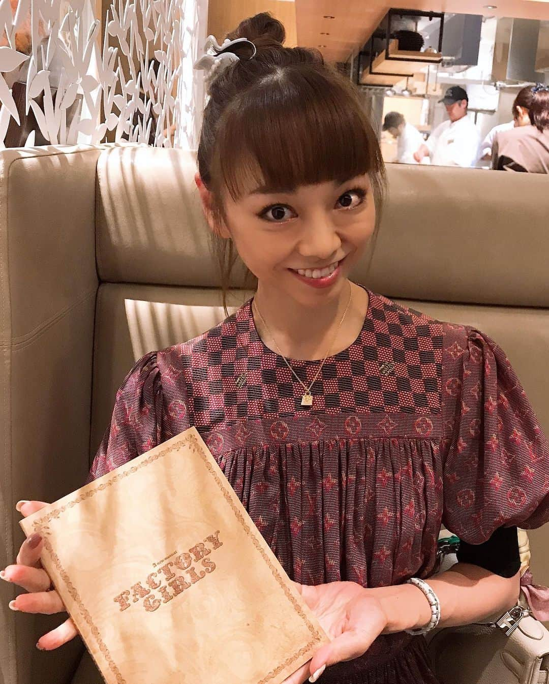 上野水香さんのインスタグラム写真 - (上野水香Instagram)「ちえちゃん主演の#ファクトリーガールズ 、観て参りました❣️ 久しぶりに観るちえちゃんの舞台はやはりエネルギーが物凄くて😍、 リーダーらしくてカッコよかった❣️ 力強く生きる女性の姿を演じ、歌いあげてパワーを届けてくれました☺️素晴らしかったー！ 元気出ました(*´-`) #柚希礼音 さん」9月28日 22時39分 - mizukaueno