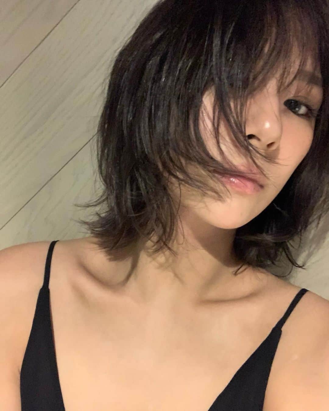 西内まりやさんのインスタグラム写真 - (西内まりやInstagram)「髪を切りました。 レイヤー入れました。 重めカットはちょっと飽きました。 やってみたかったウルフカット。  I got my hair cut,What do you think?  #最近21時くらいに眠たくなります」9月28日 22時48分 - mariya_nishiuchi_official