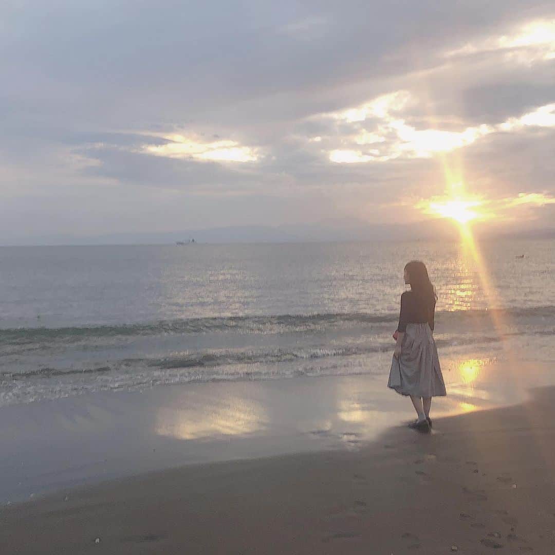 前田彩佳さんのインスタグラム写真 - (前田彩佳Instagram)「海🏝🍍﻿ ﻿ ＊＊＊＊＊＊＊＊＊＊﻿ ﻿ ずんちゃん(@suzuha48yamane16 )と﻿ まなかちゃんと﻿ 自然を感じに江ノ島に行ってきました！﻿ 写真たくさんあるからちょこちょこ載せていきますね📸﻿ ちなみに、この写真はスカートが海に着くんじゃないかとおもってスカートあげてるけど、そんなに長くなかったの図👗﻿ ﻿ ＊＊＊＊＊＊＊＊＊＊﻿ ﻿ #江ノ島 #江ノ島観光 #うみ #海 #ゆうひ #夕陽 #sea #sunset」9月28日 22時50分 - _ayaka1218
