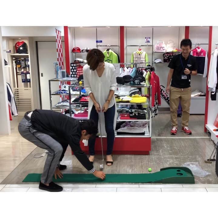 のインスタグラム：「パターゲーム✨ 肥野さんのサイン入りキャップをいただきました👀💓 * 買い物してから時間があったので  @madorin0331 とビール飲んで小休憩😙 完全に気が緩んでいたところを @satou5013 さんにパパラッチされちゃいました🤣 まどりんも私もいい顔してる笑 * ㊗️10周年🎉 @archivio.official * #黄色く見えるのはたこ焼きボール🐙💓 #関西発だからちょいちょいネタ挟んでくる #そういう細かいところ好き笑 #instagolf #golstagram #골프스타그램﻿﻿﻿ #ゴルフ #golf #골프 #ゴルフ女子 #女子ゴルフ #アルチビオ #archivio」
