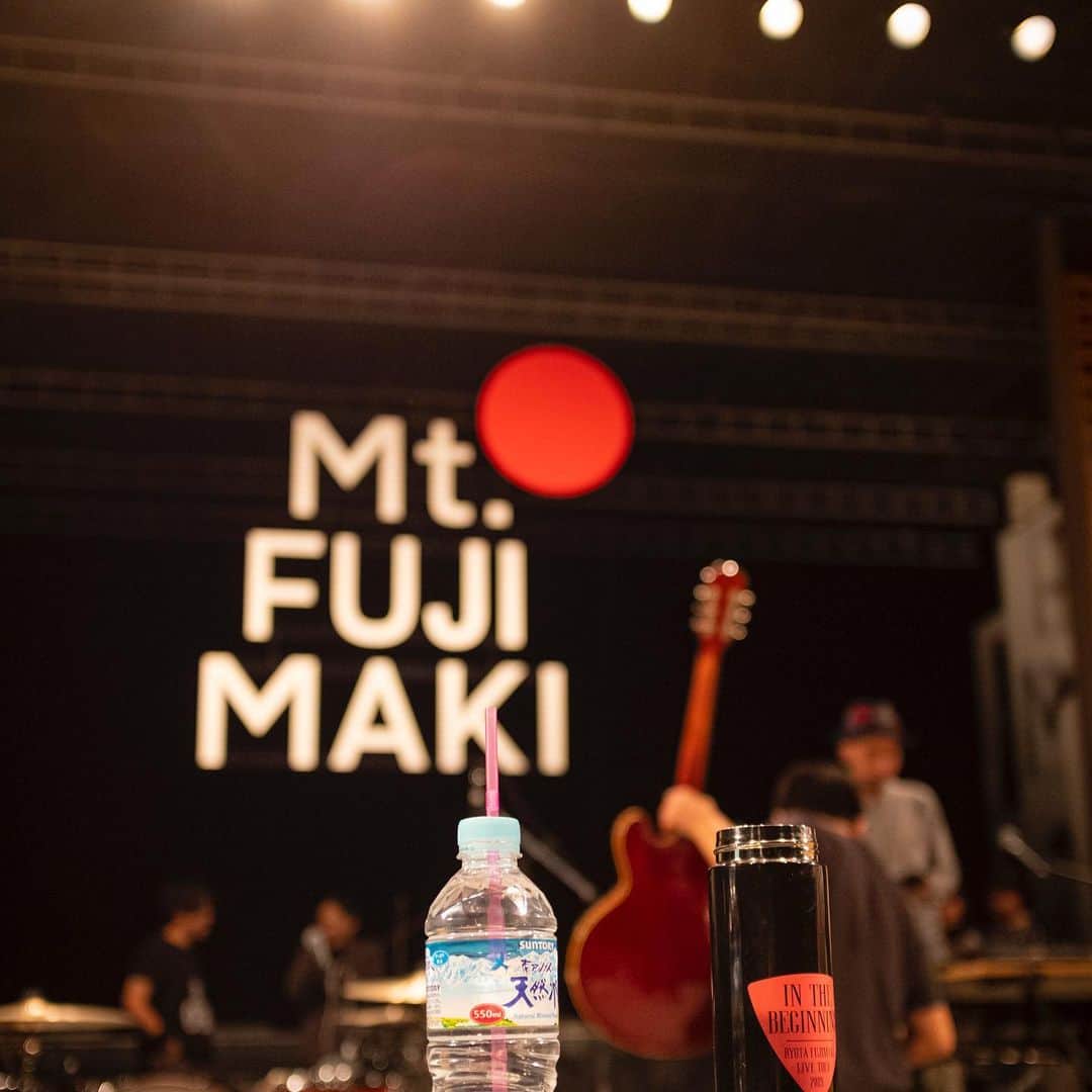 藤巻亮太さんのインスタグラム写真 - (藤巻亮太Instagram)「Mt. FUJIMAKI リハも無事に終了！  いよいよ明日に迫りました。  皆さんにお会いできること、楽しみにお待ちしております！！！ （スタッフ一同）  photo＊ #樋口涼」9月28日 23時09分 - ryota_fujimaki
