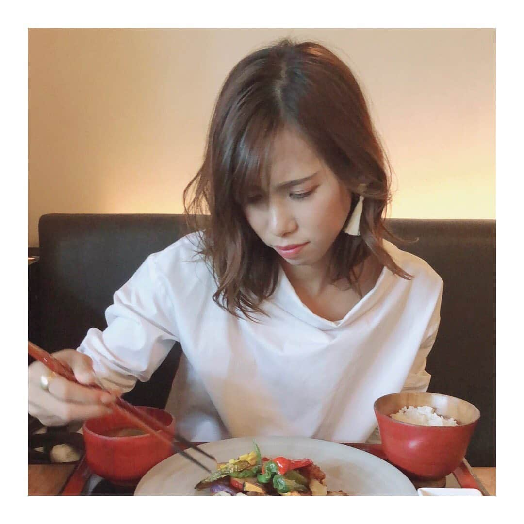 下門美春さんのインスタグラム写真 - (下門美春Instagram)「今日は表参道ヒルズで健康的ランチ🍚！ 野菜嫌いに野菜を与えるとこうゆう表情の変化をします！注意！笑笑 でも美味しかったよ！☺️✨ そのあと神宮、2019年シーズン最終戦🙋‍♀️✨ サヨナラ楽しかったー😭！✨ 来シーズンも応援頑張りましょう！ということで自分のシーズン始まります😂笑笑 みなさん、応援よろしくお願いします！🏃‍♀️✨ #japan  #marathon #runner #女子アスリート の #休日 #野球女子 #最終戦 は #こーたろーユニ」9月28日 23時11分 - 38shimo