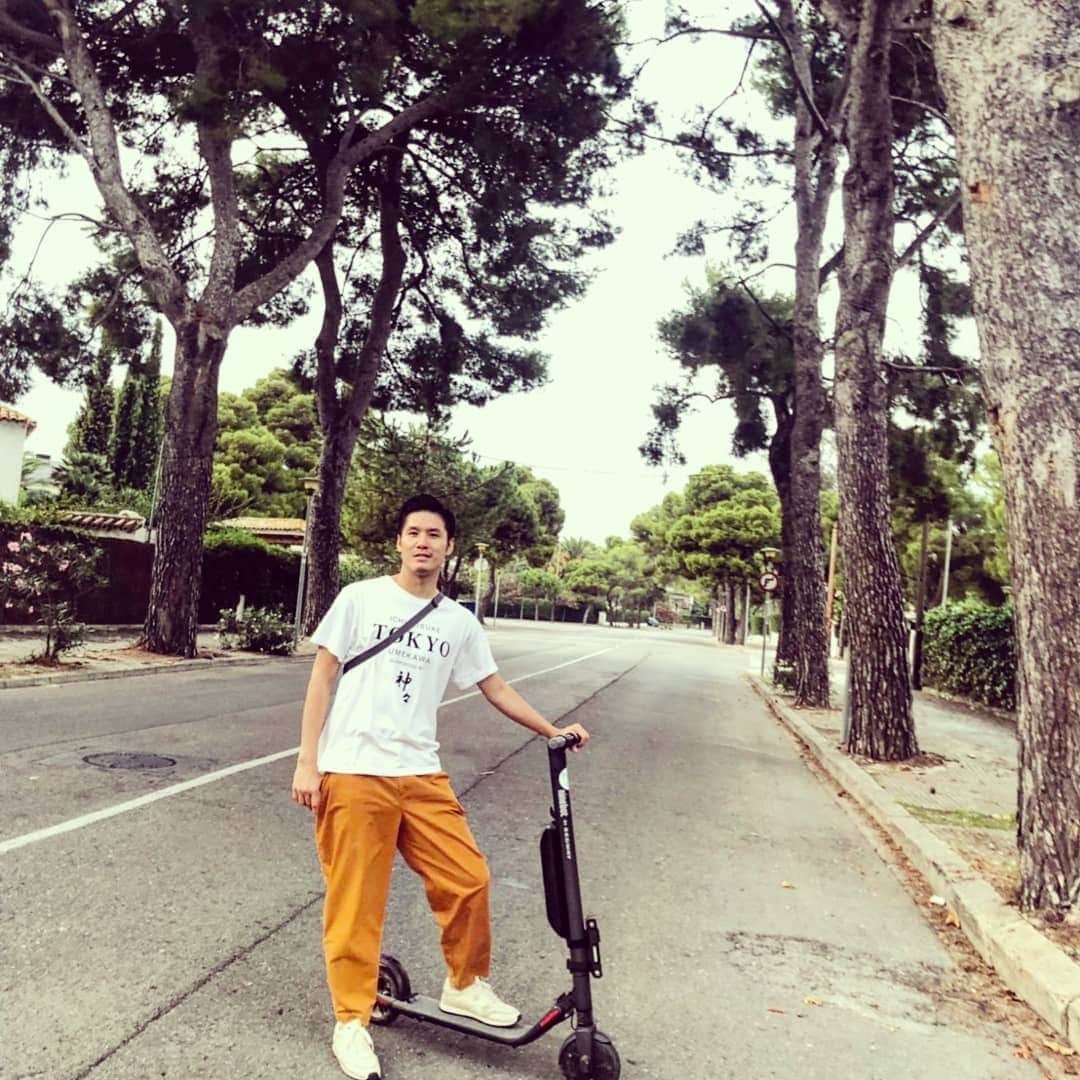 梅川壱ノ介（舞踊家）のインスタグラム：「𝕊𝕚𝕥𝕘𝕖𝕤,𝔹𝕒𝕣𝕔𝕖𝕝𝕠𝕟𝕒 ￣￣￣￣￣￣￣￣￣￣￣￣￣￣￣￣￣￣￣￣￣ バルセロナのシッチェスという街に足を延ばしました。今回のヨーロッパの最後の都市です。この一ヶ月ヨーロッパで感じたことをしっかり身に落ち着かせ、過ごしておりました。  日本に戻ってからまた楽しみなことがたくさん。 品格を持ち、勤めていきたいと思います。  皆さまとお会いできるを心から楽しみにしています！  Supported by Zinzin.  #大分本格麦焼酎 #神々 #梅川壱ノ介  #舞踊家 #海外公演 #バルセロナ #シッチェス」