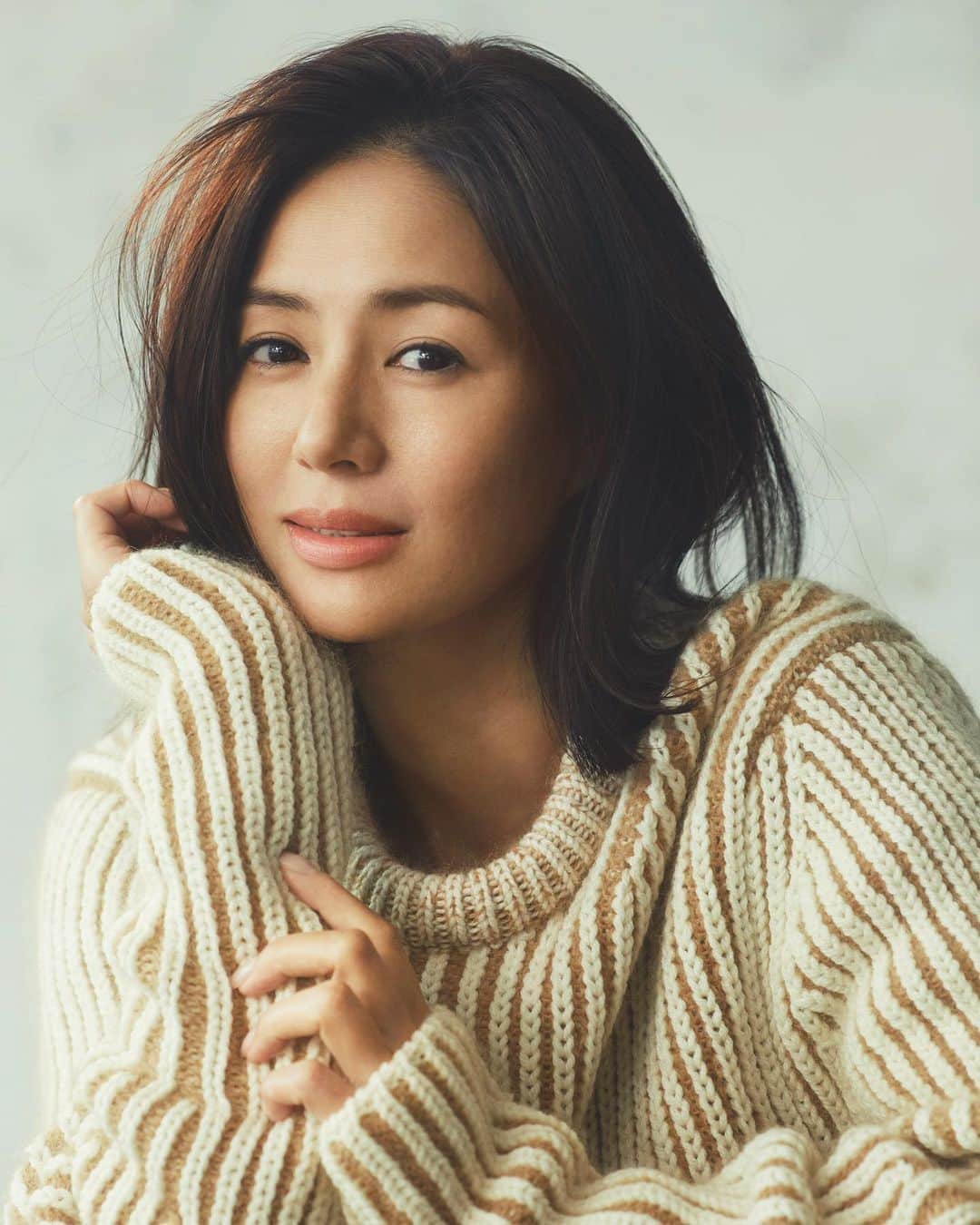 長山一樹のインスタグラム：「最新号&ROSYの表紙にて井川遥さんを撮影させていただきました。 @androsy_tkj  Model 井川遥 @loin.official  Stylist @g_miura_makiko  Hair @koichi_nishimura_  Make @sadaebam  #androsy #井川遥 #表紙 #hasselblad #h6d #kazukinagayama #長山一樹」