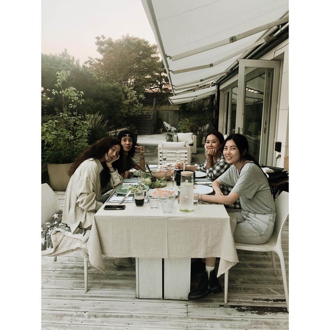 チョン・リョウォンのインスタグラム：「. @umaizing 언니네서 잠깐 일탈중 . 뭐든 엄청 쉽게 하는것 처럼 보이는데 참 잘 하는 사람들을 보면 그렇게 신기할수가 없다. . 남의집에 놀러왔는데 막상 놀지는 않고 집안 구석구석 관찰하다가 장비 가져와서 툭탁툭탁 고쳐내는 수니가 그렇고- . 고치기 시작하면 일이 완벽하게 마무리 될때까지 그자리를 뜨지 않는 송이가 그렇고- . 기분이 너무 좋다고 흥얼흥얼 거리면서 매번 처음하는 요린데 매번 기가맥히게 맛있게 하는 정화언니가 그렇다. . 언니동상친구들 고마와아. 덕분에 나두 기분이 죠와졌어어. . #아니다글을쓰길래 #나도함써봤어」