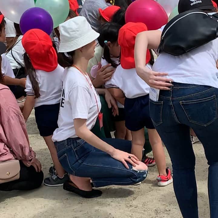 菊井亜希のインスタグラム：「ほさき こみちの保育園運動会 無事閉幕〜🎈🎈🎈 よく頑張りました😊👏🏻 風船にはお手紙とお花の種を付けて飛ばしているのだけれど、毎年、拾った方々からお便りが届くんだって😉何だか、嬉しいね🌱」
