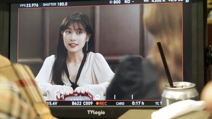 チョン・ソミンのインスタグラム：「#쏨데이 아홉 번째 영상 두번 째 예고:) 정말정말 좋아하는 드라마 #멜로가체질  마지막회에 함께 해서 행복했어요🤗  쏨데이 영상 업로드되었습니다😉 모두, 열무, 그리고 멜로가체질과 리틀포레스트의 비하인드가 담겨있는 9번째 브이로그 보러 놀러오세요🙌🏻」