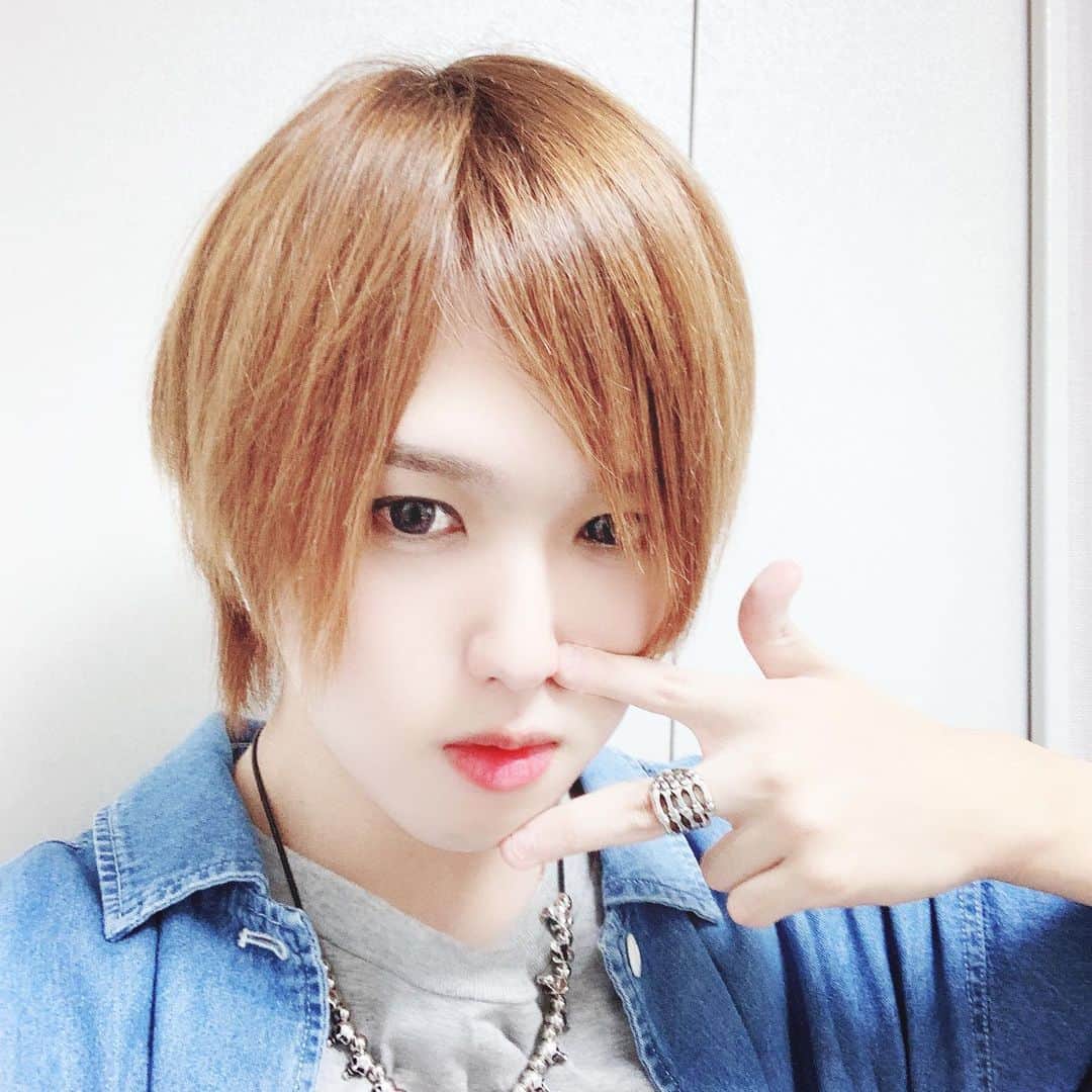 上島陸歩のインスタグラム：「前髪ちょい切ったのと HIDEさんとお揃いの指輪のネックレス買った 「買ったの結構前」」