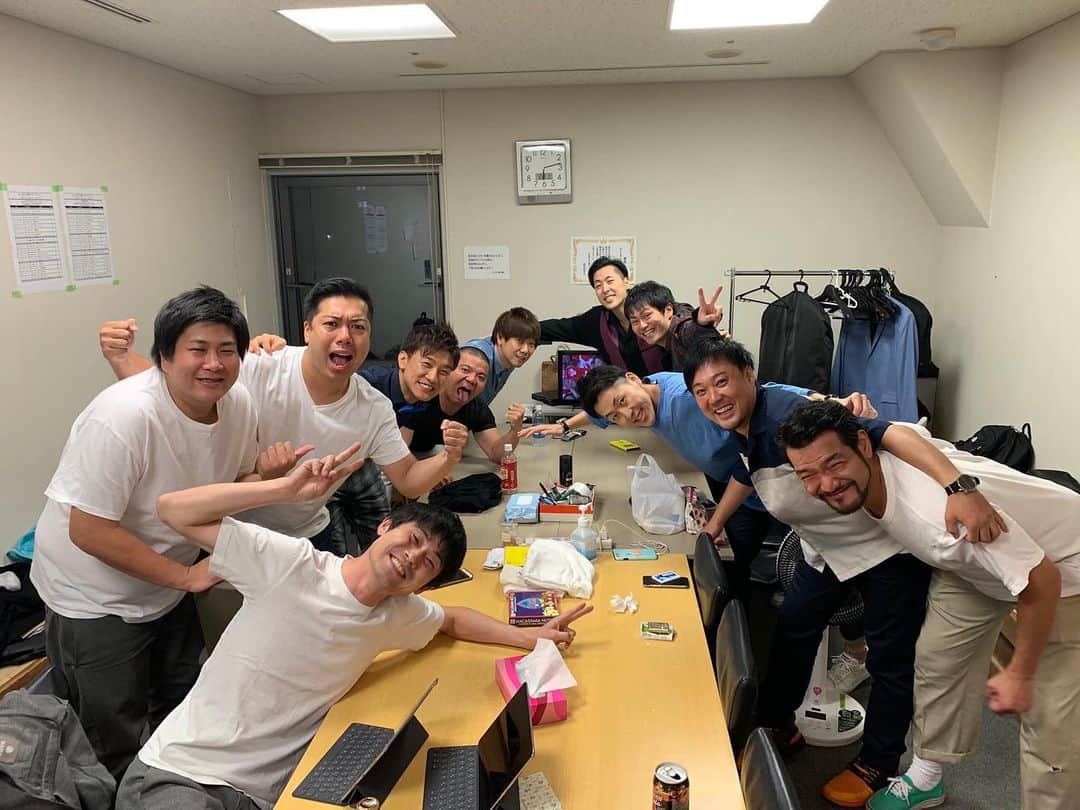 津田康平さんのインスタグラム写真 - (津田康平Instagram)「明日15時20分〜ABC【ホリオコスの法則】と言う番組に少し出ております‼️ 是非見てください😊  ラグビー日本代表の皆さん、感動をありがとうございました😭😭 まんげきメンバーで終始叫んでおりまし🎉🎉 #マルセイユ #ラグビー #ワールドカップ #きんちゃんは最後たまたま楽屋来て何のこっちゃわかってないけどこの笑顔 #ええ奴 #よしもと漫才劇場」9月28日 23時42分 - marseille_tsuda