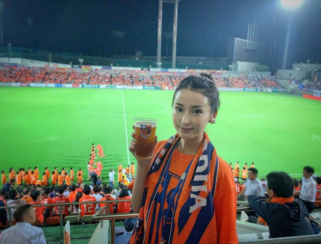 鈴木望さんのインスタグラム写真 - (鈴木望Instagram)「大宮アルディージャ勝利ー！⚽️﻿ ﻿ 今日はお仕事関係で大宮アルディージャの試合にお邪魔してきました！！﻿ ﻿ 山越選手、大前選手と写真を撮って頂きました📷﻿ ﻿ ﻿ サッカーもスタジアムで見ると楽しいー💓﻿ ﻿ #大宮アルディージャ #アルディージャ #大宮  #アルディ #ミーヤ #スタジアム  #山越康平 さん #大前元紀 さん #omiyaardija」9月28日 23時48分 - nozomi.0318