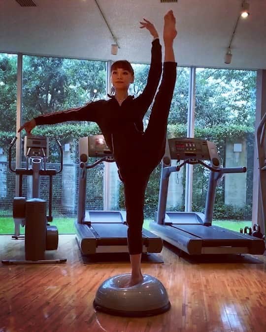 のインスタグラム：「バランスボードで遊んでた。😂 #ジム で#体幹 の練習、、 やらないよりはいいかも？  今日の#トレーニング 、、 でもやっぱり作品を踊る方が好き。笑  #gym #balance #training」