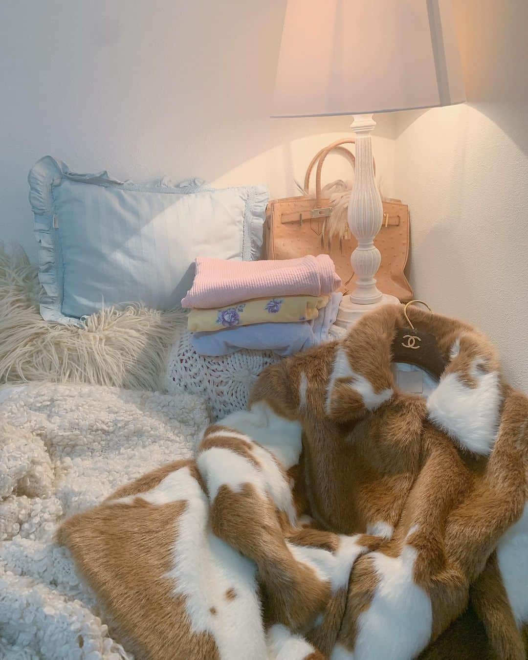 Naomiのインスタグラム：「徐々に衣替えをしていく🍂🐄🐻 #myroom#vintage#clothes#fakefur#cow #衣替え」