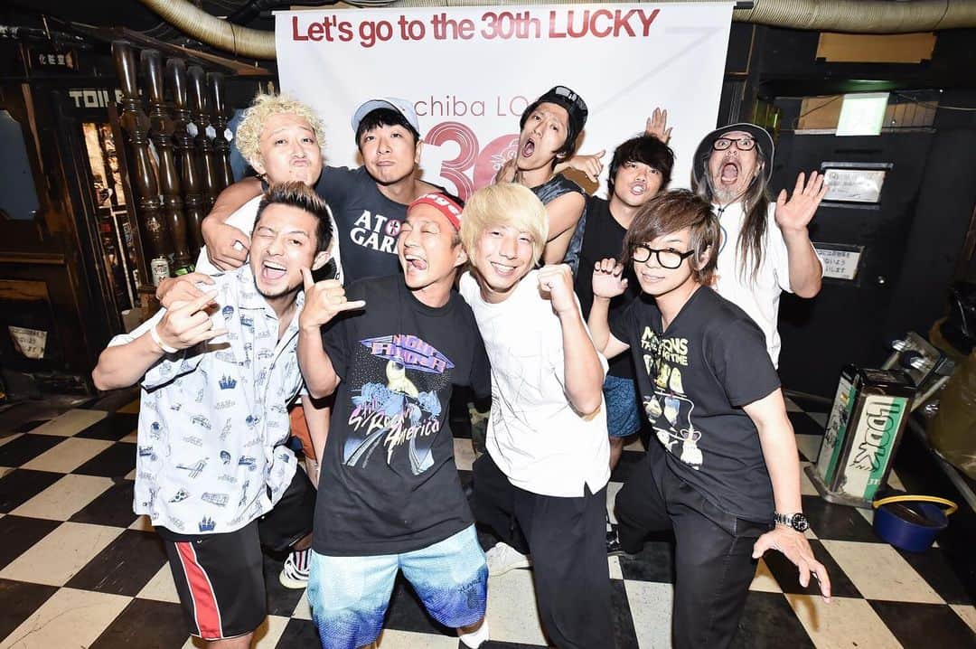 小野武正のインスタグラム：「千葉LOOK30周年おめでとうございました!! TOTALFATとKEYTALKのツーマンライブ楽しかったなあ。 TFのクボさんとは最後の対バンでエモすぎて打ち上げ終わりも朝まで店長斉藤さんとクボさんと呑んで始発で帰ったのでした🍻 これからのTFそしてクボさんの活躍に幸あれ！  photo by @azusatakada_photographer  #keytalk #totalfat #千葉LOOK」
