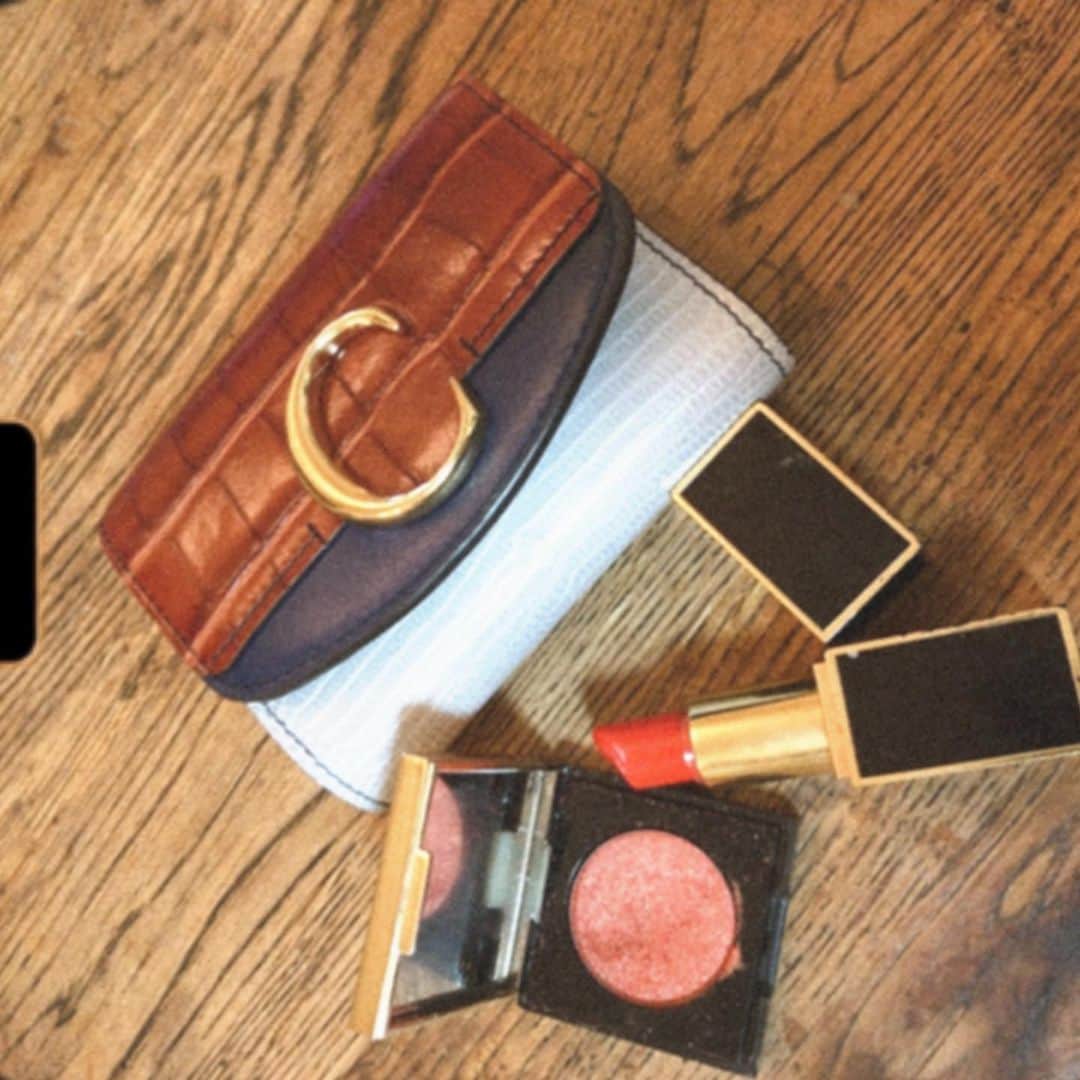joujouのインスタグラム：「秋買ってよかったもの！！（服、家電以外） ●Wallet→#chloe  この配色がたまらん！！ 最近コンパクトサイズが好き！ ただでさえ荷物多いから。 ●rip→#tomford  品番 ワイルドジンジャー15 発色を求めるならやっぱり#tomford  秋冬はrip濃いめでいきたいよって いう人はオススメ！ 真っ赤じゃなく、orangeも少し入ってて使いやすい！！ 「なんでrip取れないの？」とよく聞かれるけど、単純に濃い色が多いからだと思います。 ●eye shadow→#YSL 品番 シークイーンクラッシュ6 画像で見るより濃い。 ブラウンより軽めで上瞼にも下瞼にも 使えるよ！！」