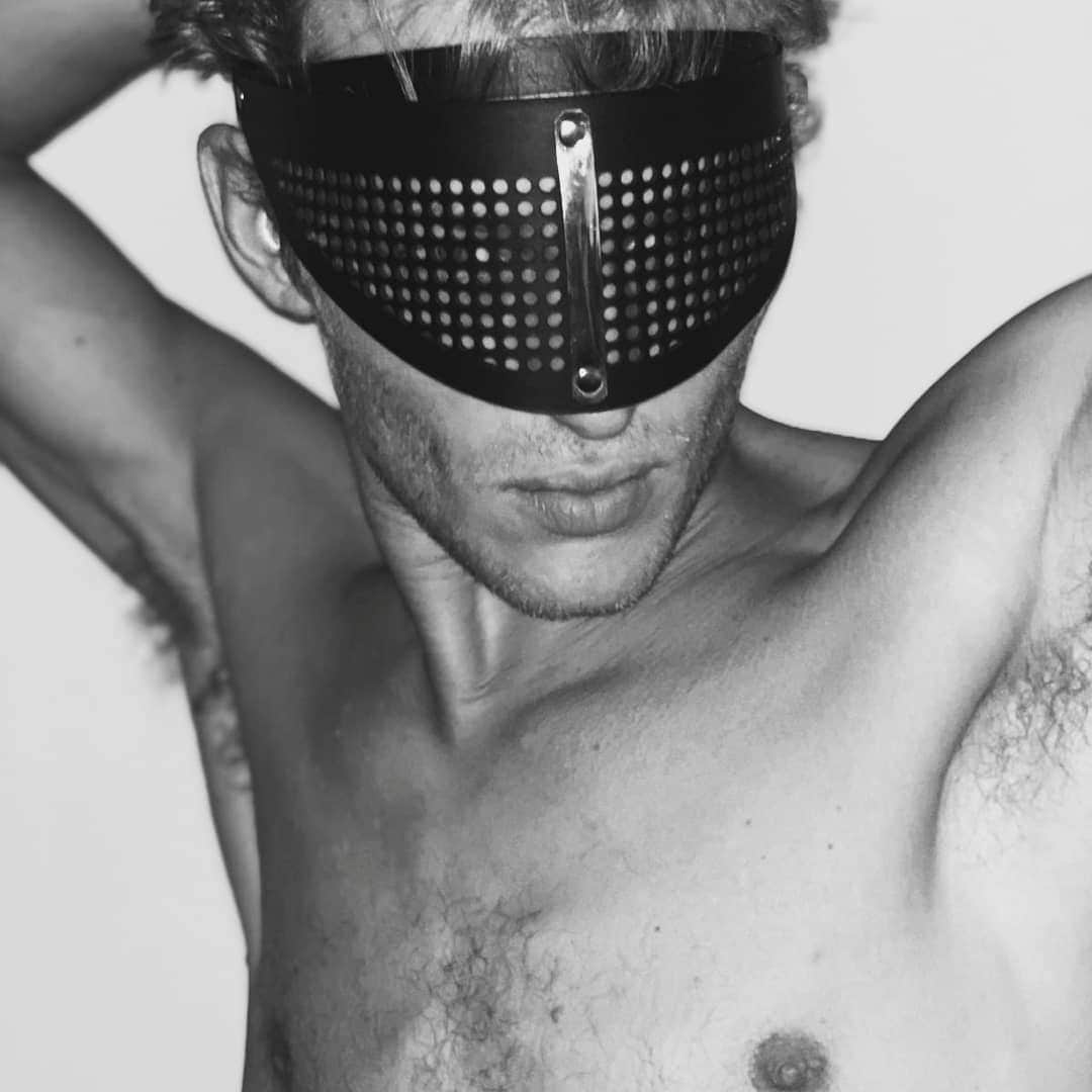 セバスティアン・ソーブのインスタグラム：「Mini photo shoot with @perlensau dope new accessory!」