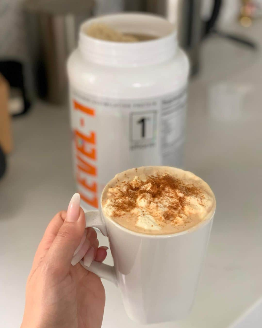 エミリー・シアーズさんのインスタグラム写真 - (エミリー・シアーズInstagram)「Loving @1stphorm pumpkin spice recipe guide! . @will2win50 created this free ebook with 7 fall inspired pumpkin spice favourites without all the extra calories😍🍂🧡🎃 .  I made the pumpkin spice latte this morning, which contains only 150 calories compared to your usual ⭐️💰which has up to 470! .  Go to @1stphorm bio for the link to the recipes 🧡☕️🍁 . #iam1stphorm #1stphorm #pumpkinspice #fall #fit #latte」9月29日 5時36分 - emilysears