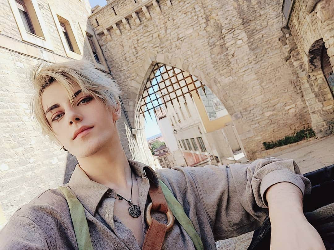Geheさんのインスタグラム写真 - (GeheInstagram)「today at my hometowns medieval fair ⚜️💚⚜️ Wearing some parts of different cosplays for a themed outfit hehe」9月29日 0時25分 - geheichou
