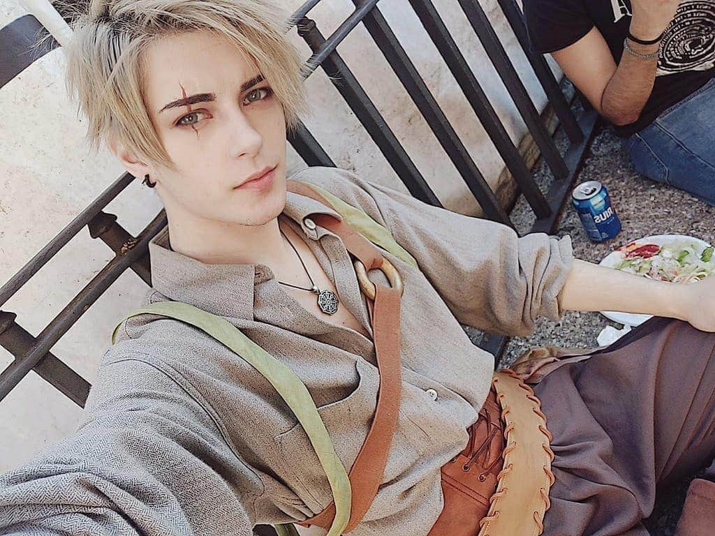 Geheさんのインスタグラム写真 - (GeheInstagram)「today at my hometowns medieval fair ⚜️💚⚜️ Wearing some parts of different cosplays for a themed outfit hehe」9月29日 0時25分 - geheichou