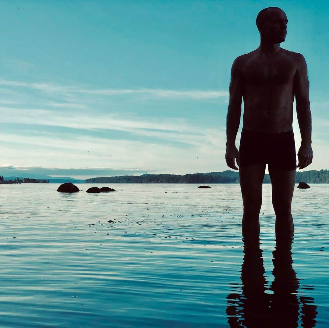 ポール・ブラックソーンさんのインスタグラム写真 - (ポール・ブラックソーンInstagram)「Sometimes you have to get your feet wet.  Vancouver island, a beautiful place to be.」9月29日 0時27分 - paulblackthorne