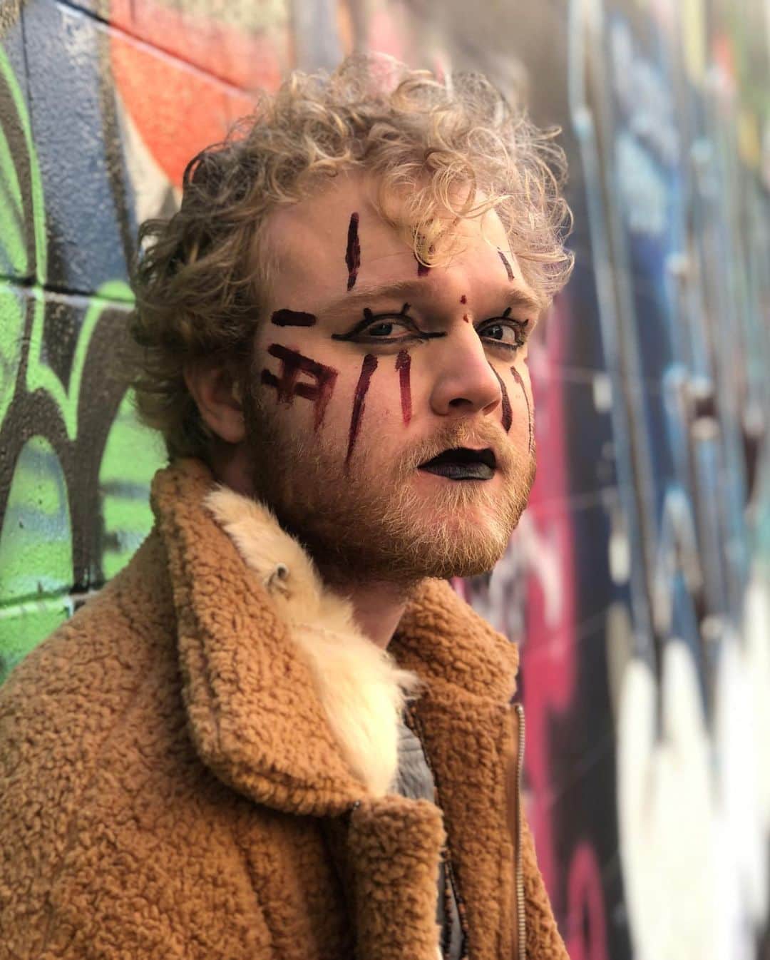 ジョー・アドラーのインスタグラム：「Yorick is so extra ~ 📷: @st_friedrich」