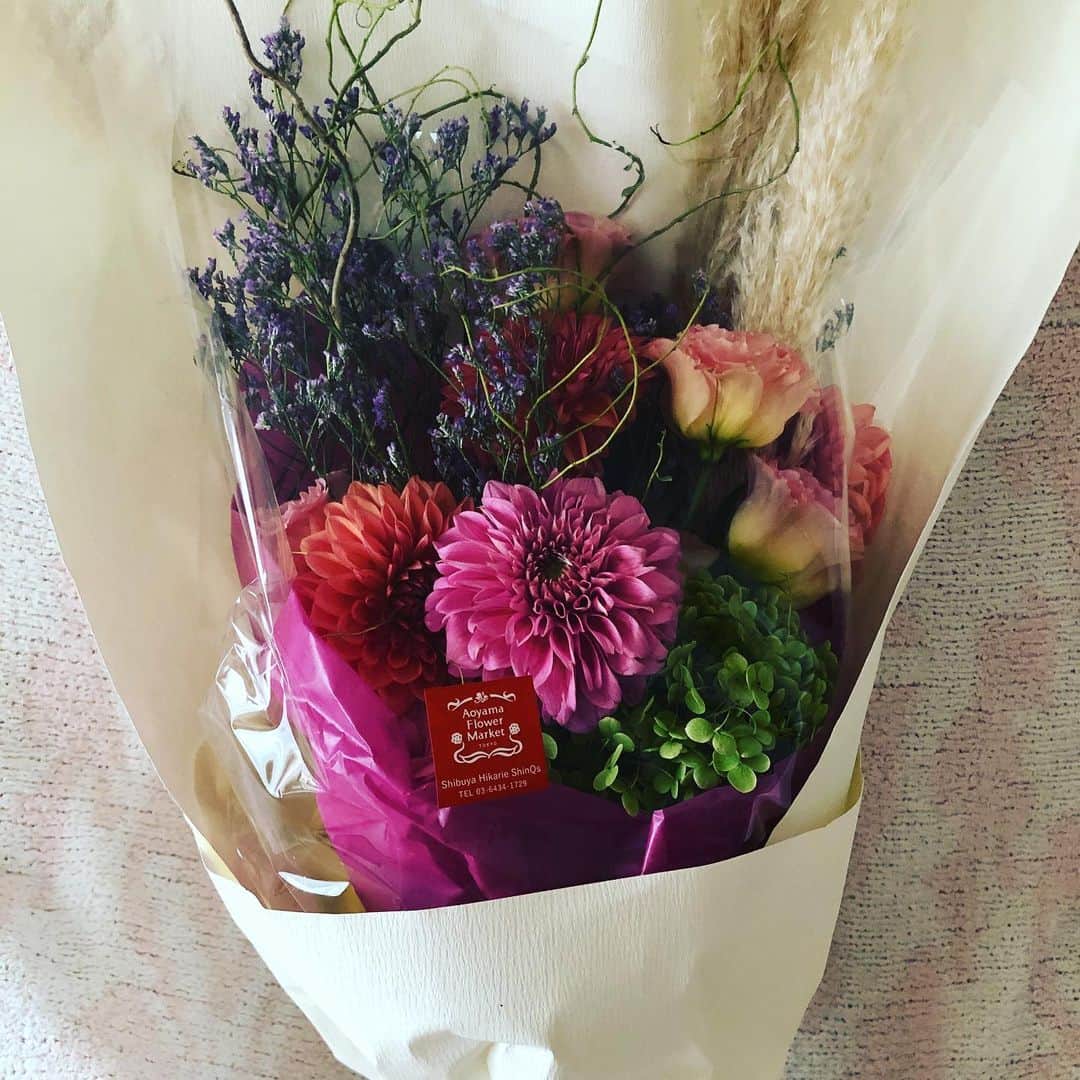宮崎宣子さんのインスタグラム写真 - (宮崎宣子Instagram)「お花を頂きました💕 長持ちして欲しい…❤️ #今日のお花💐 #すぐに枯れないでね」9月29日 0時37分 - miyazaki_nobuko